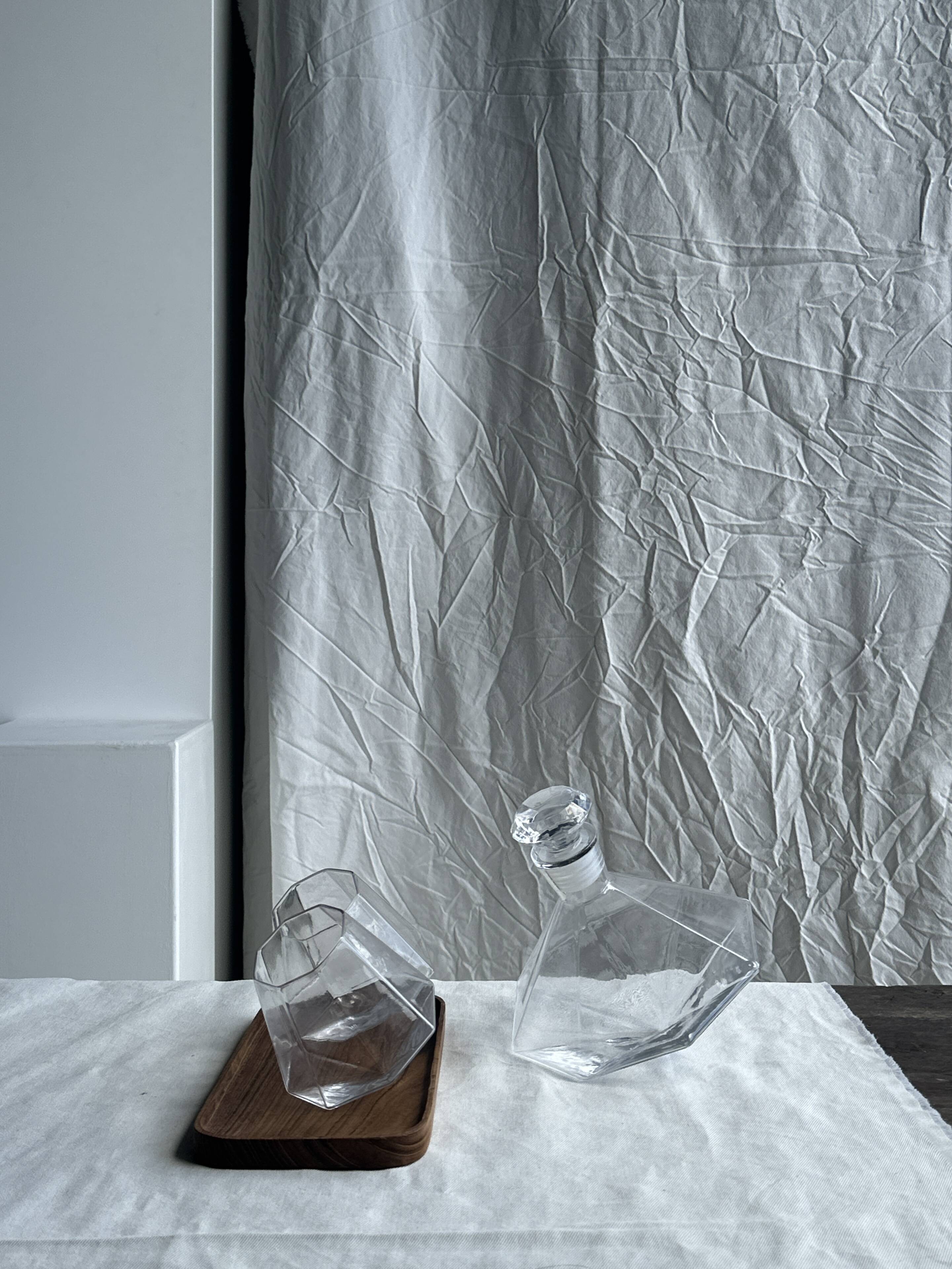 Small geometric carafe with diamond-shaped stopper and its 4 glasses