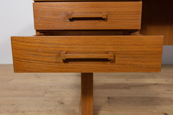 Bureau indépendant en teck de milieu de siècle par Torben Valeur et Henning Jensen pour Dyrlund, Danemark, années 1960.