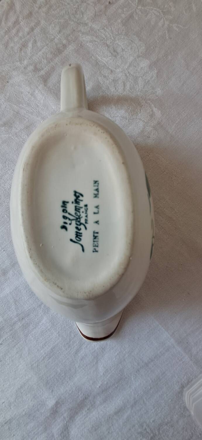 Digoin Sarreguemines sauceboat with hand-painted waterfowl decoration