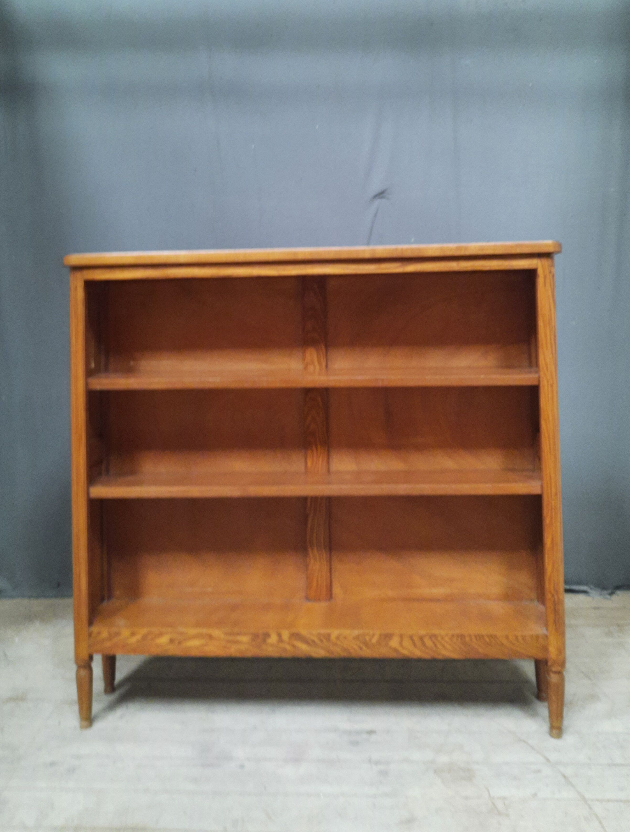 Floor on solid wood stand