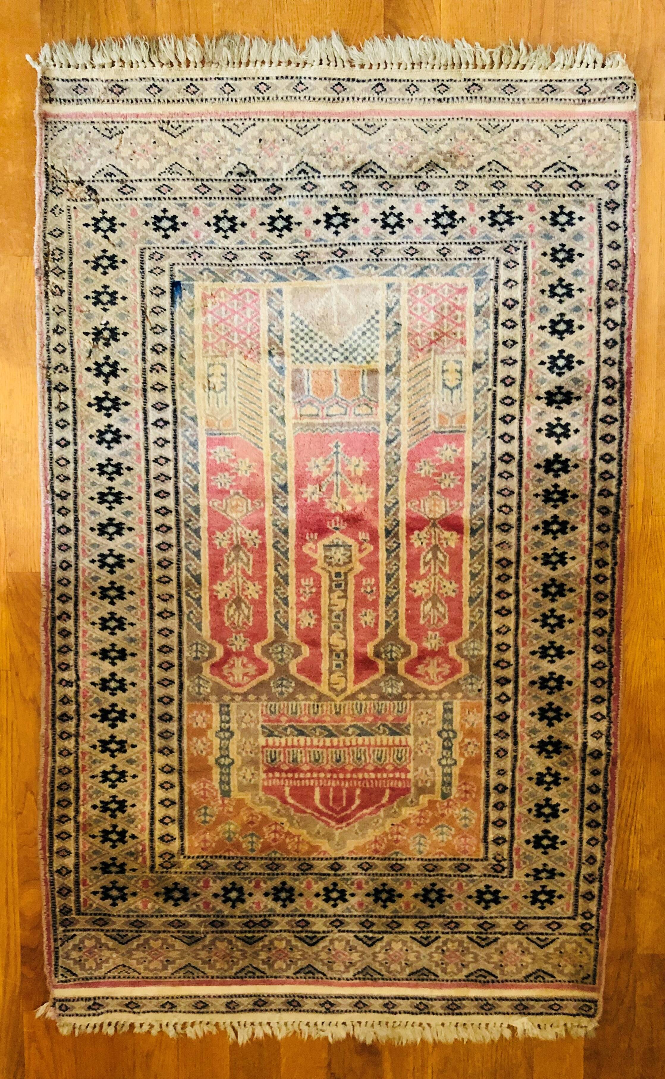 Wool and silk carpet 129 x 76 cm