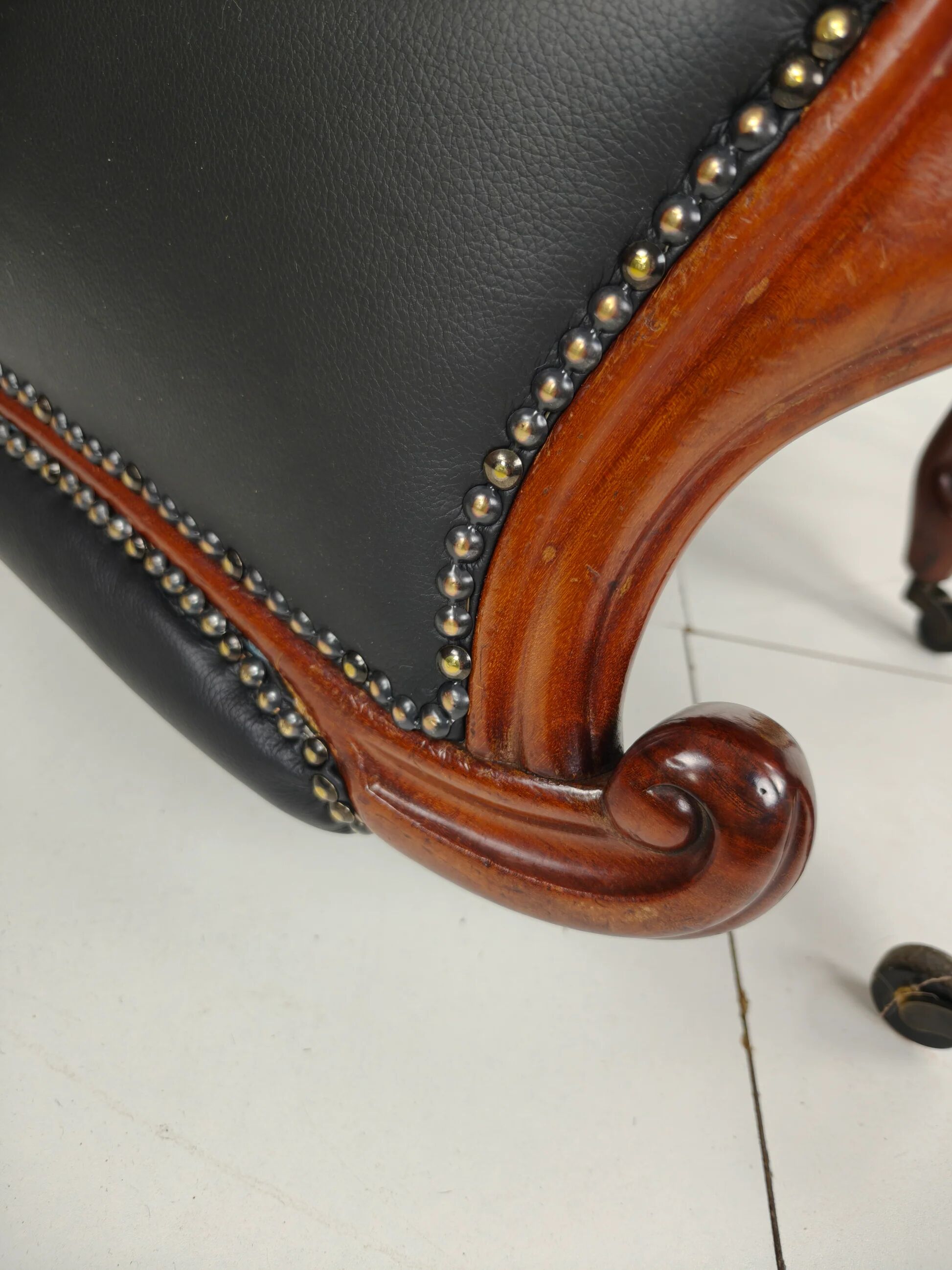 Fauteuil de bibliothèque ancien du XIXe siècle par Horrix – cuir noir