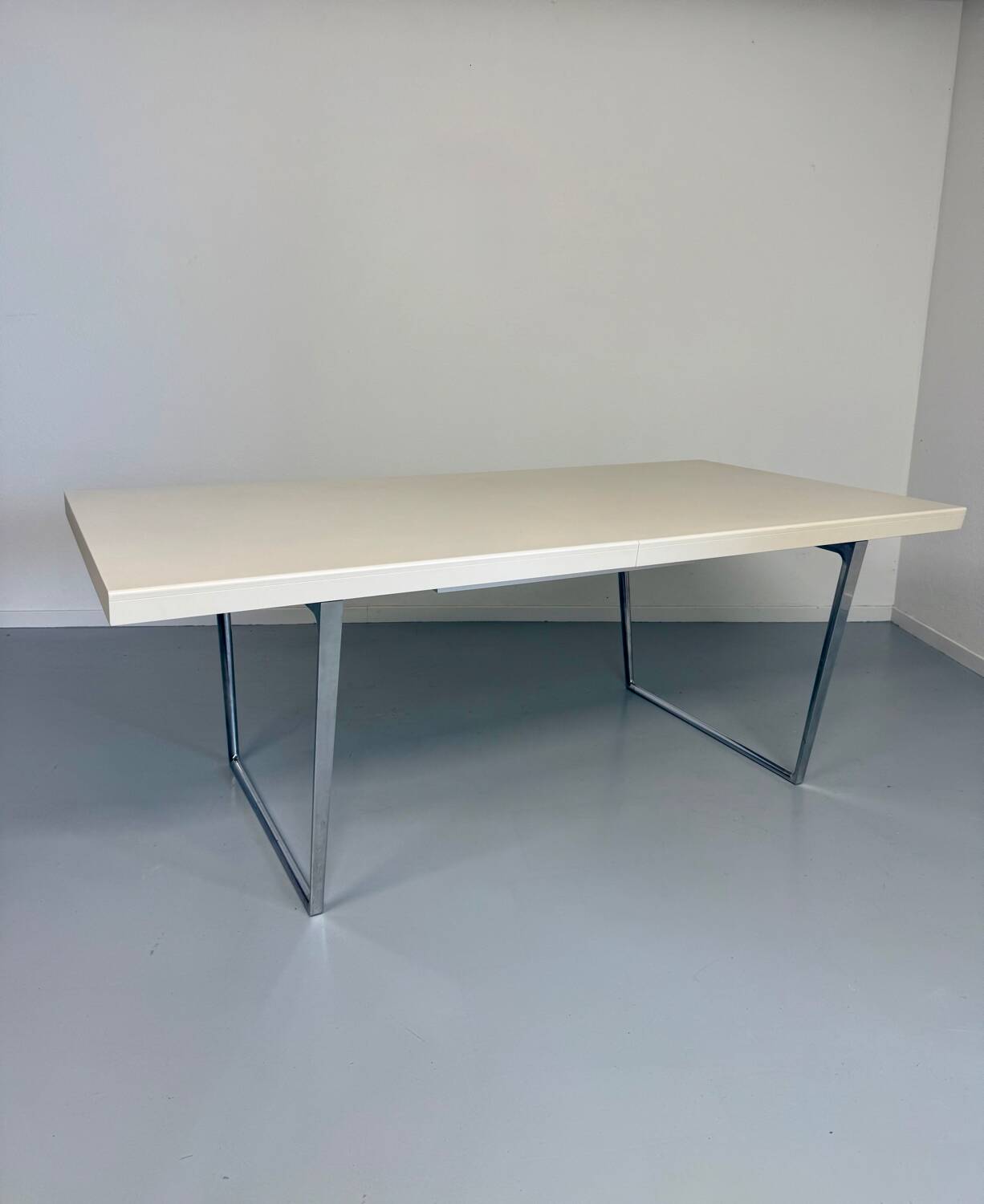 Dining/meeting table in laminated wood designed by antonio citterio vitra