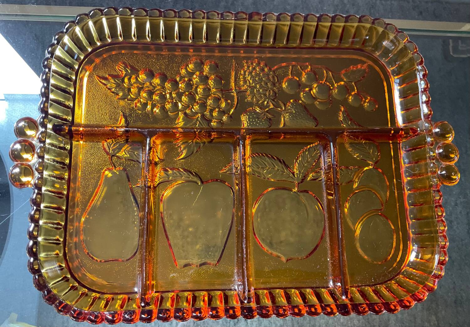 Plateau vintage en verre moulé ambré