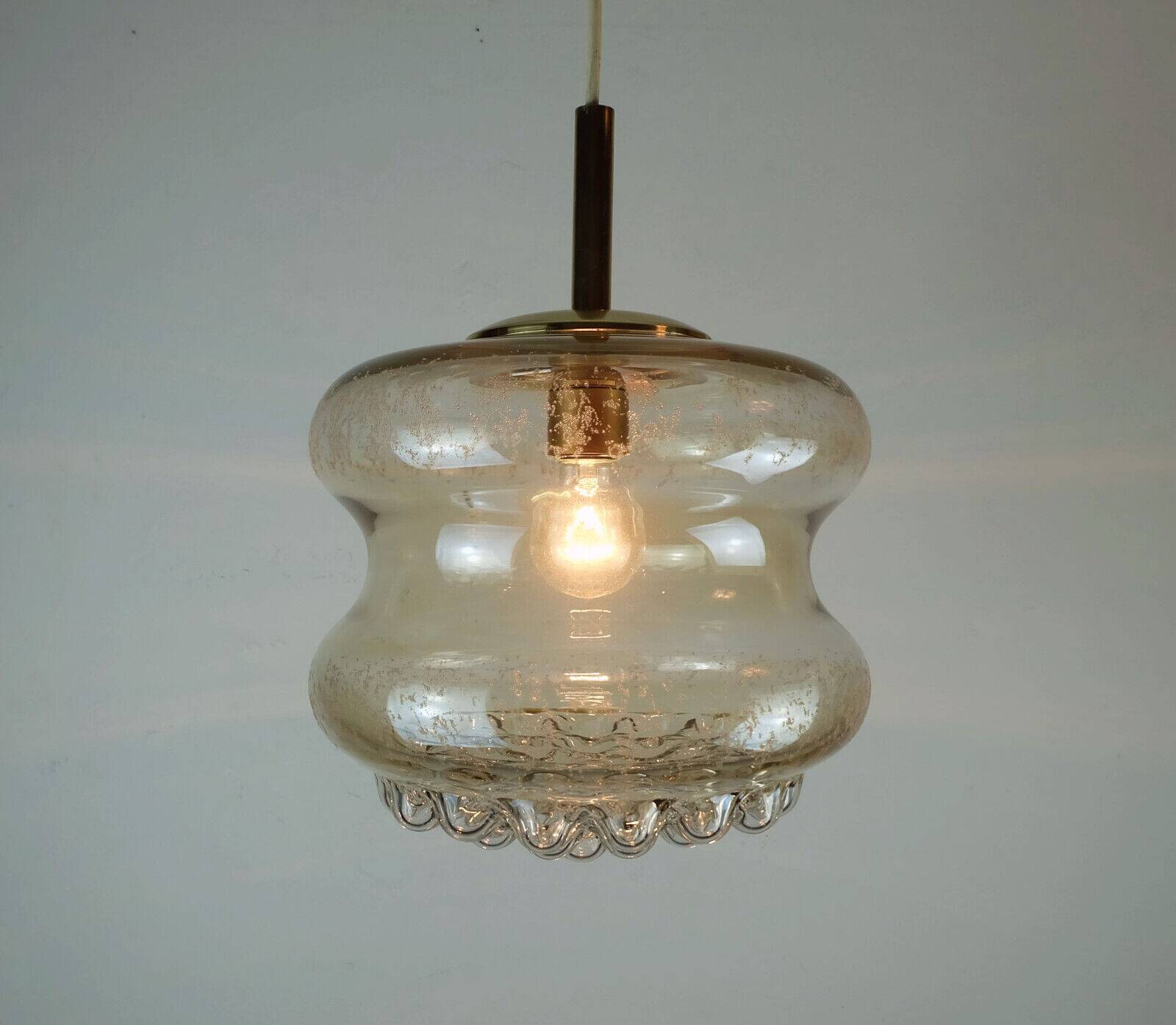 Suspension milieu du siècle en verre ambré bulle et laiton années 1960