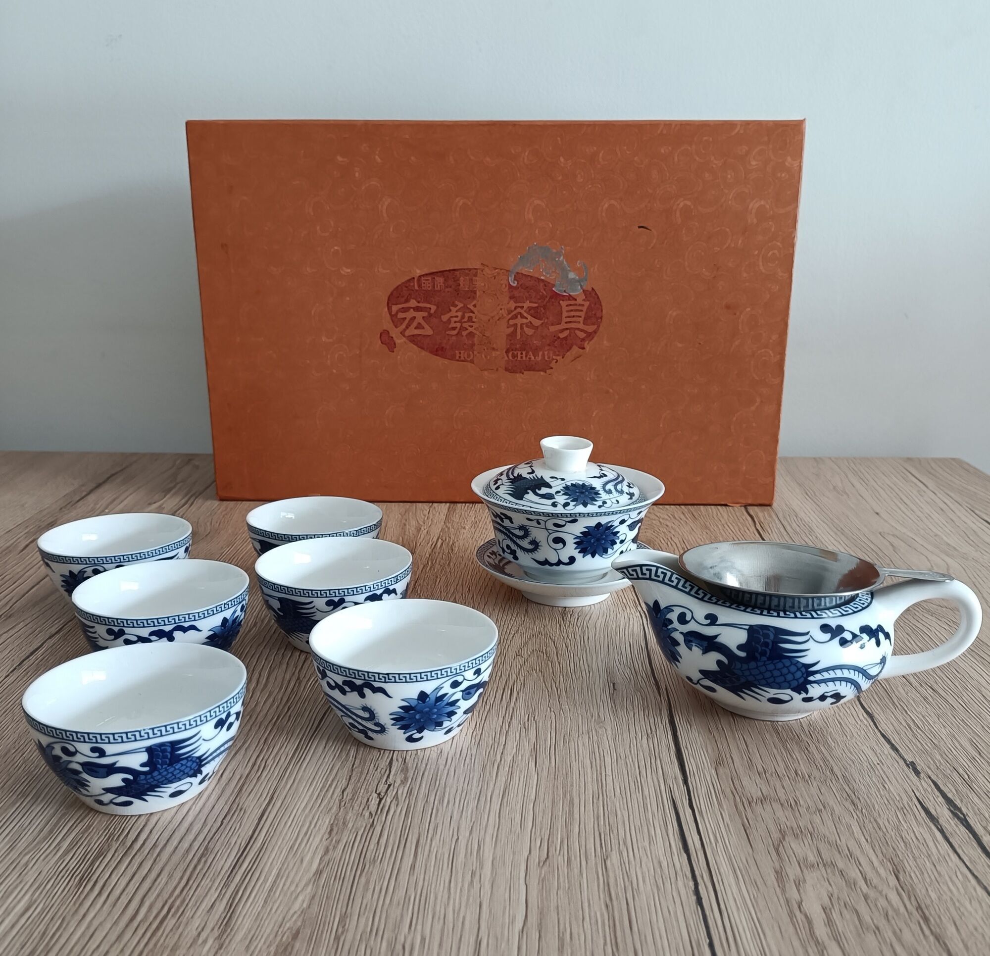 Gaiwan traditional chinese tea set in blue and white porcelain