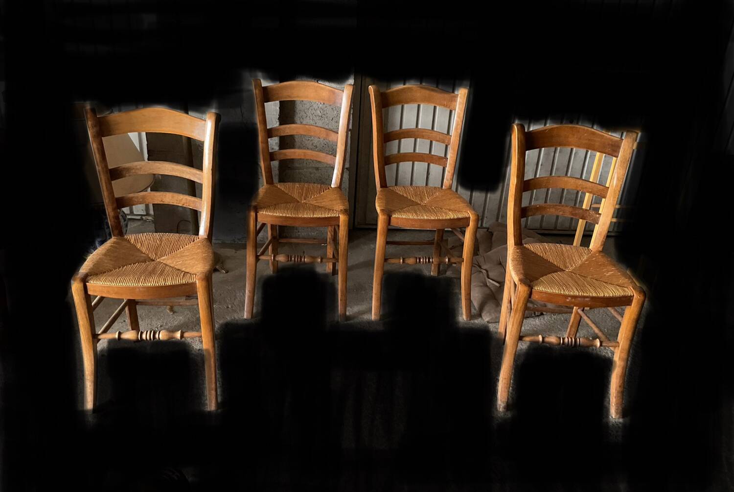 Quatre chaises anciennes en paille