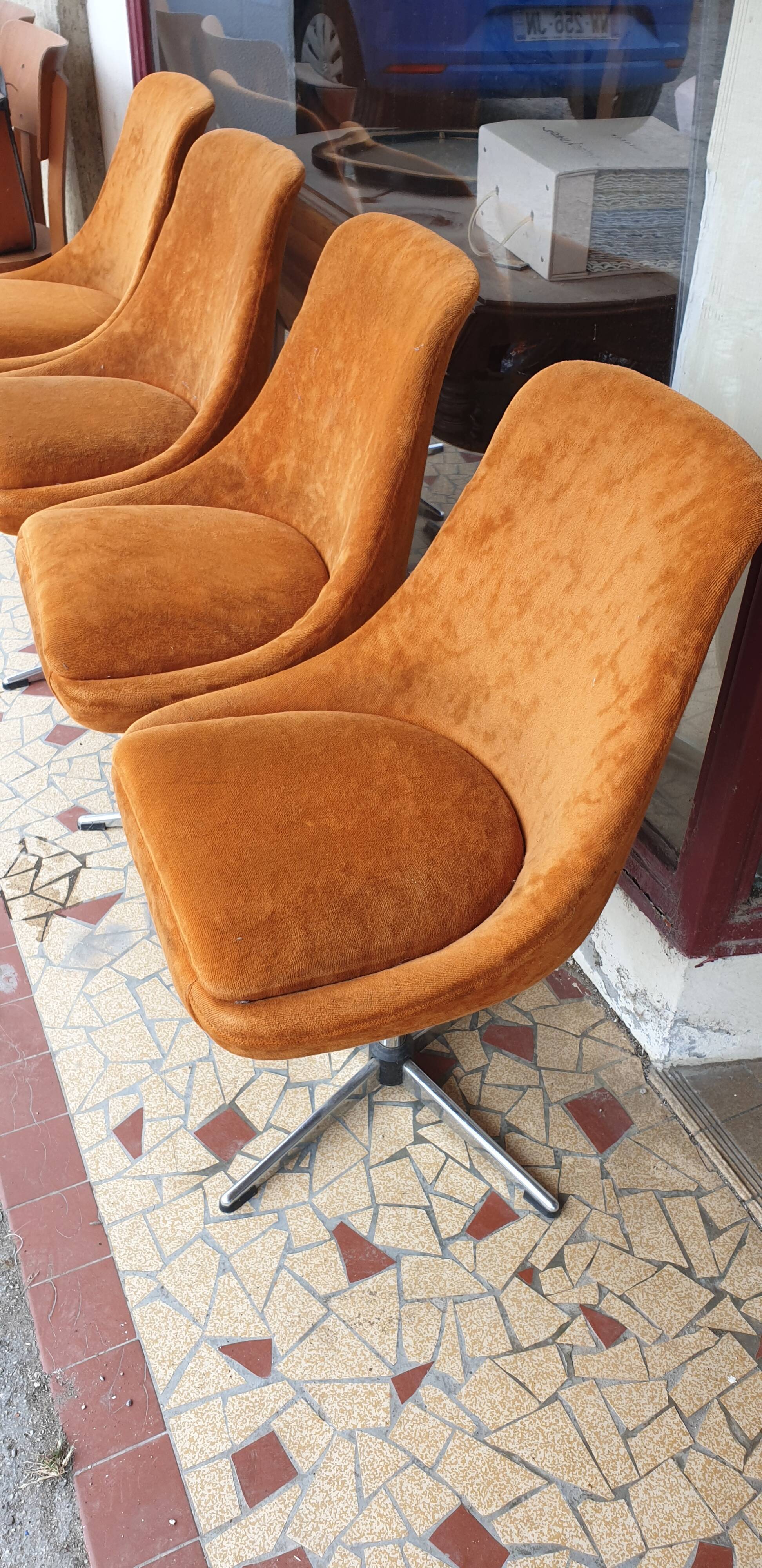 Vintage '70 revolving chairs