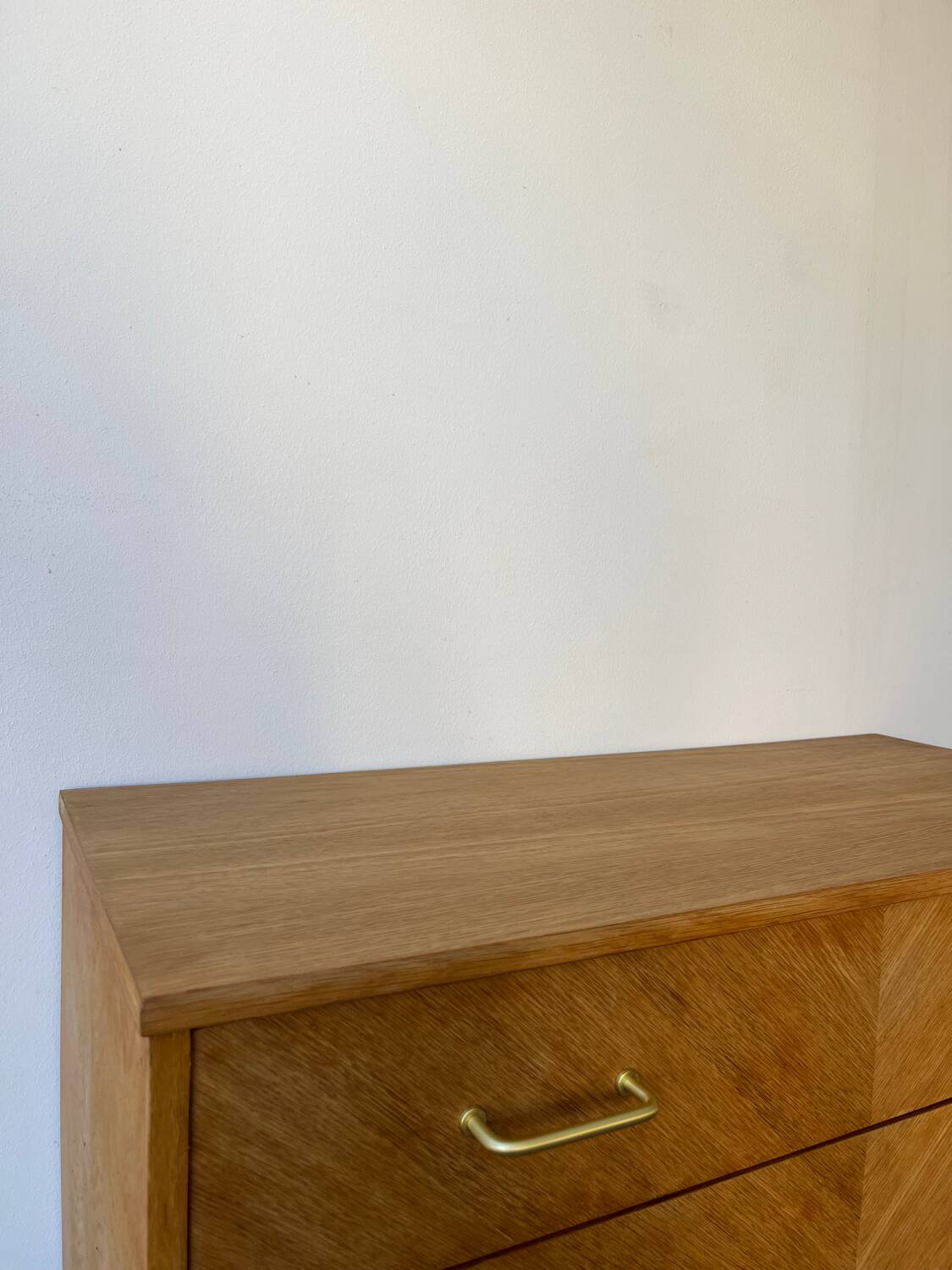 Tapered leg chest of drawers
