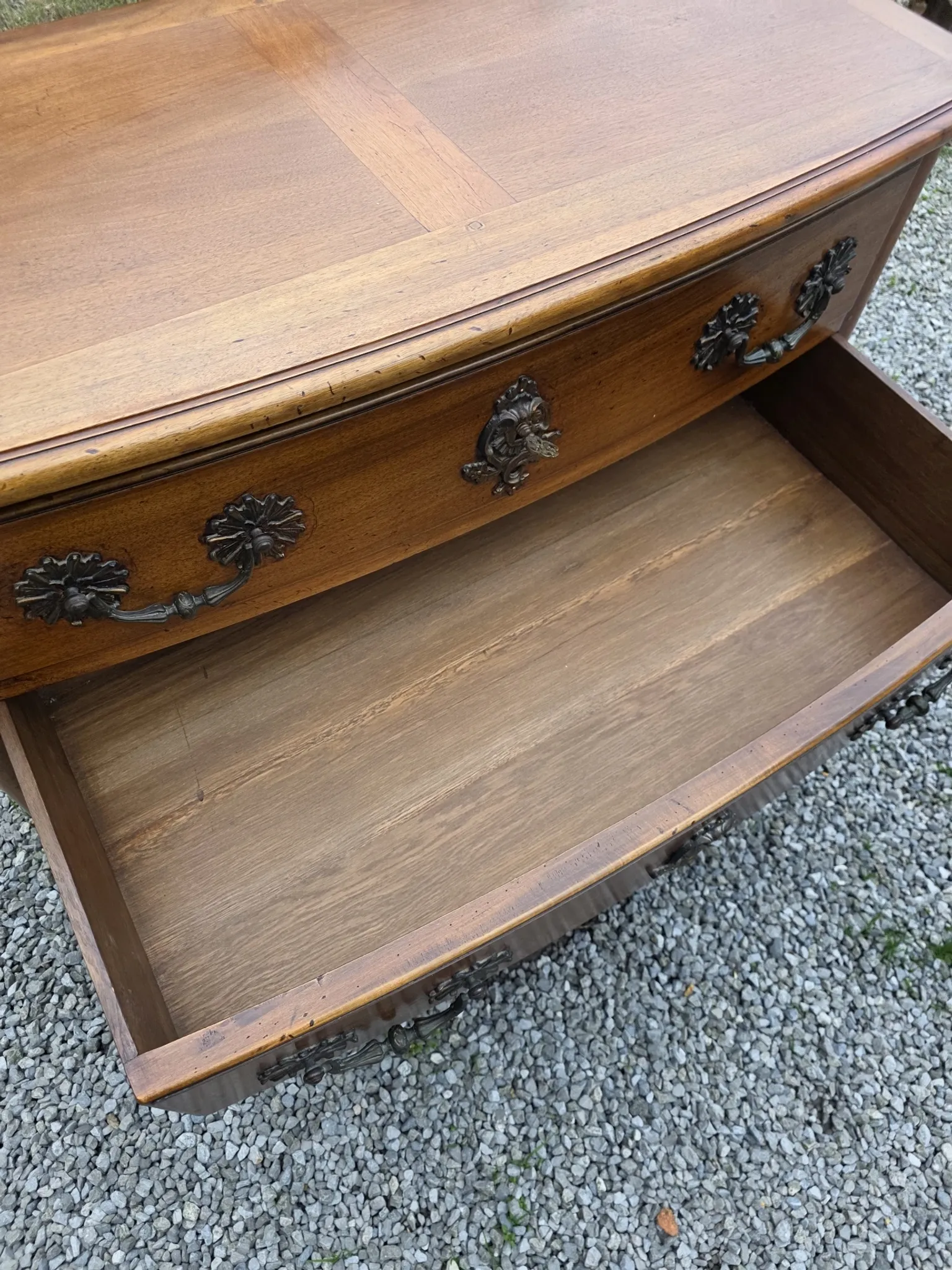 Commode galbée style Louis XV en noyer massif 