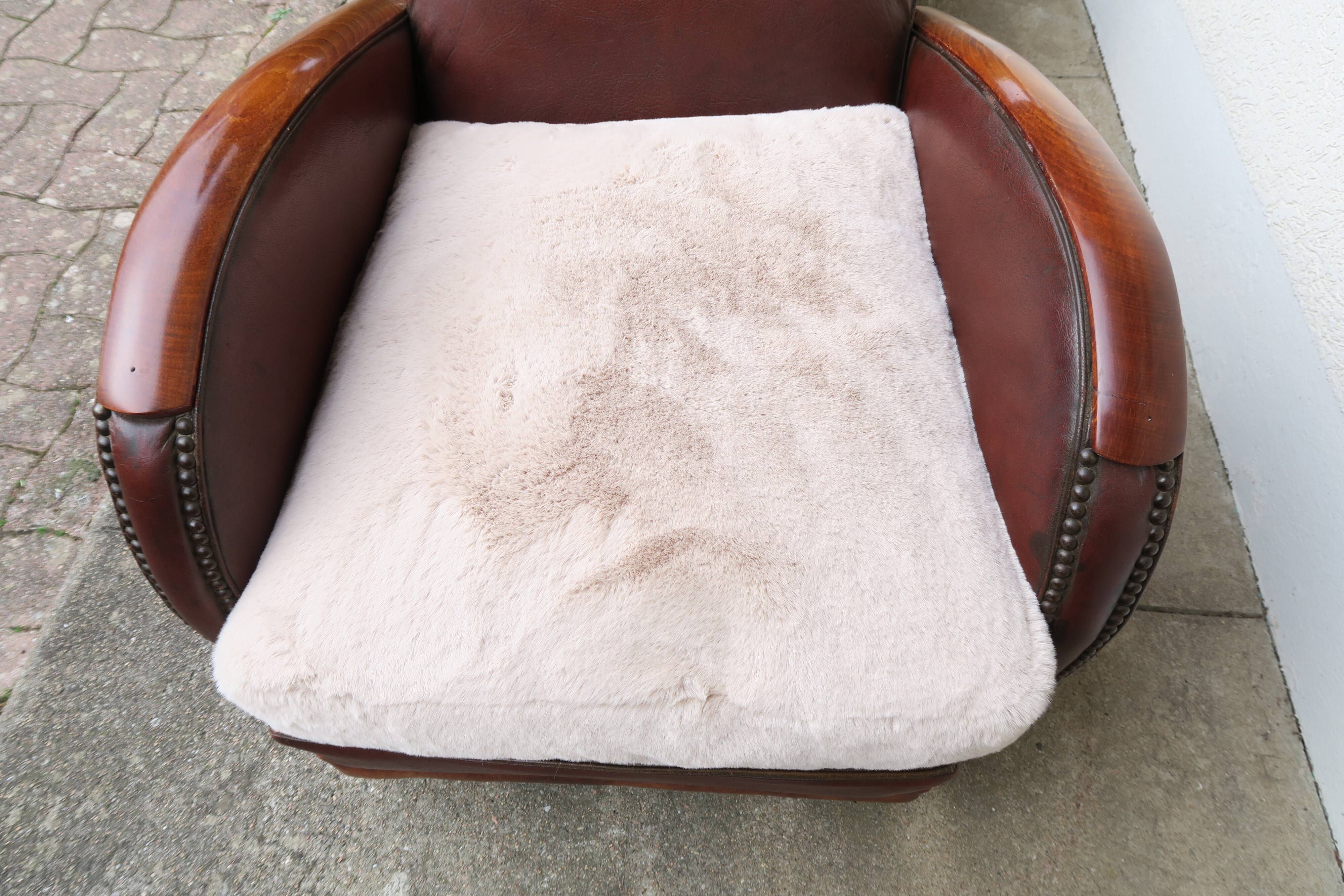 Paire de fauteuils art-déco en cuir