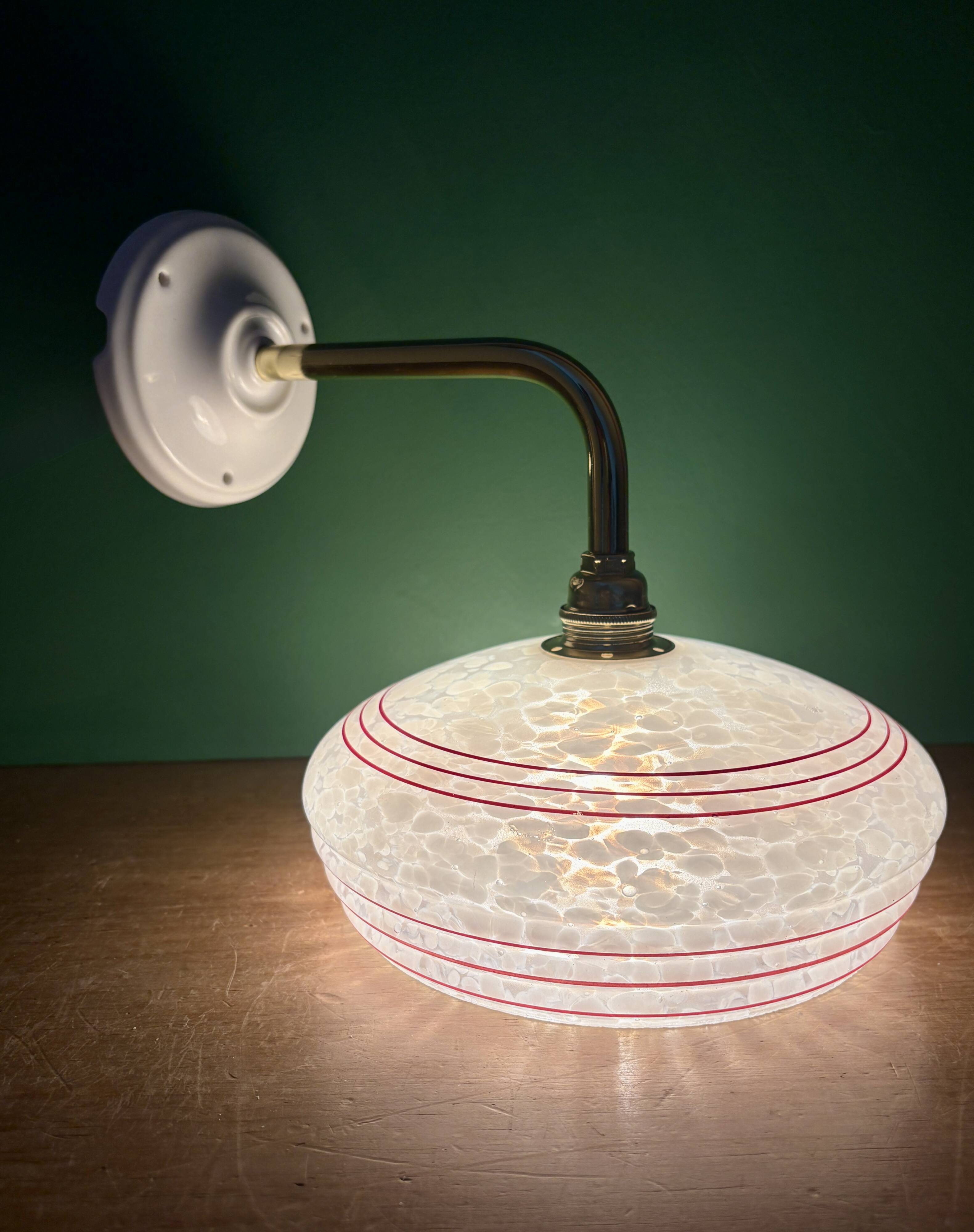 Applique coudée abat-jour vintage en verre de clichy blanc liserés rouges