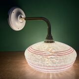 Applique coudée abat-jour vintage en verre de clichy blanc liserés rouges