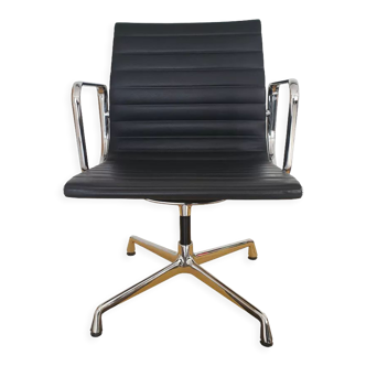 EA 108 armchair in black leather Vitra