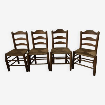 4 chaises anciennes en bois massif