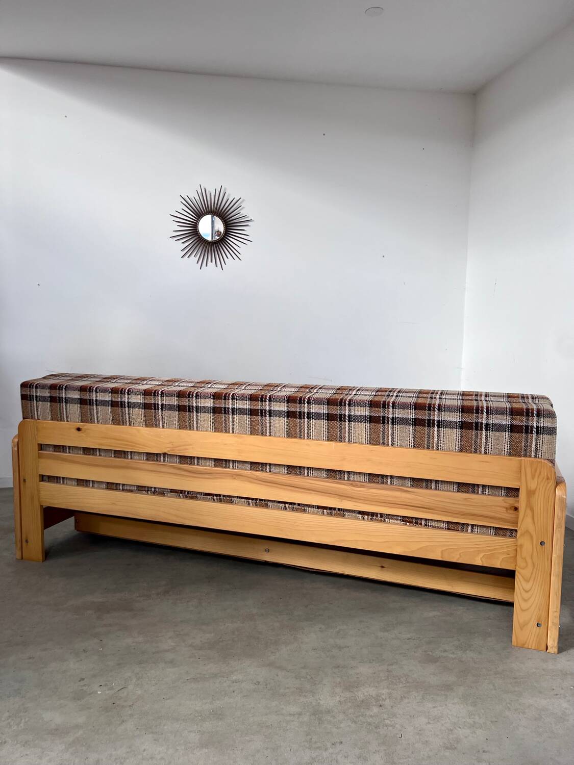 Ancien canapé lit 3 places design années 70/80 en pin vintage sofa