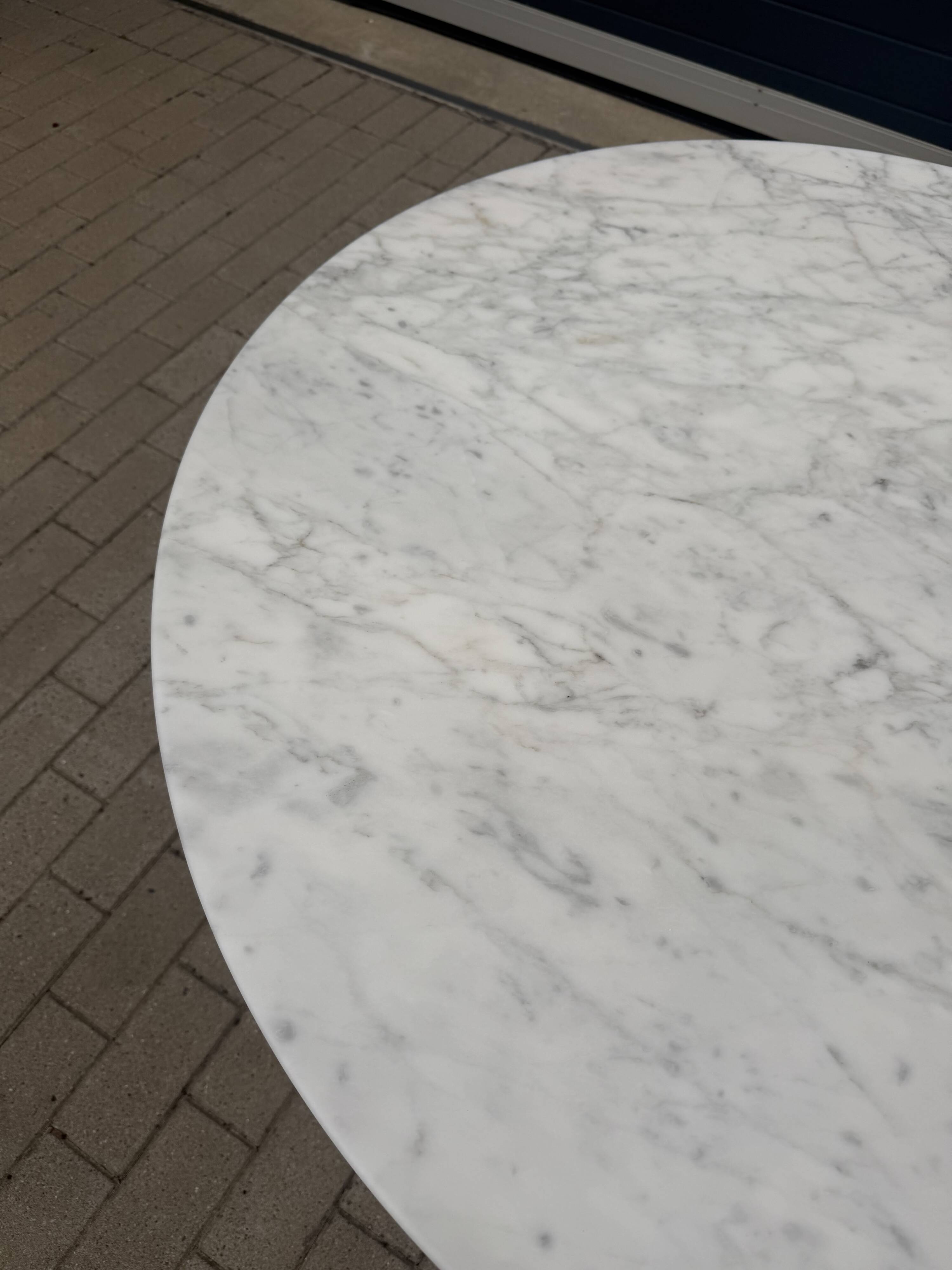 Original round Knoll Tulip dining table (120cm) Arabescato matte LIKE NEW!!