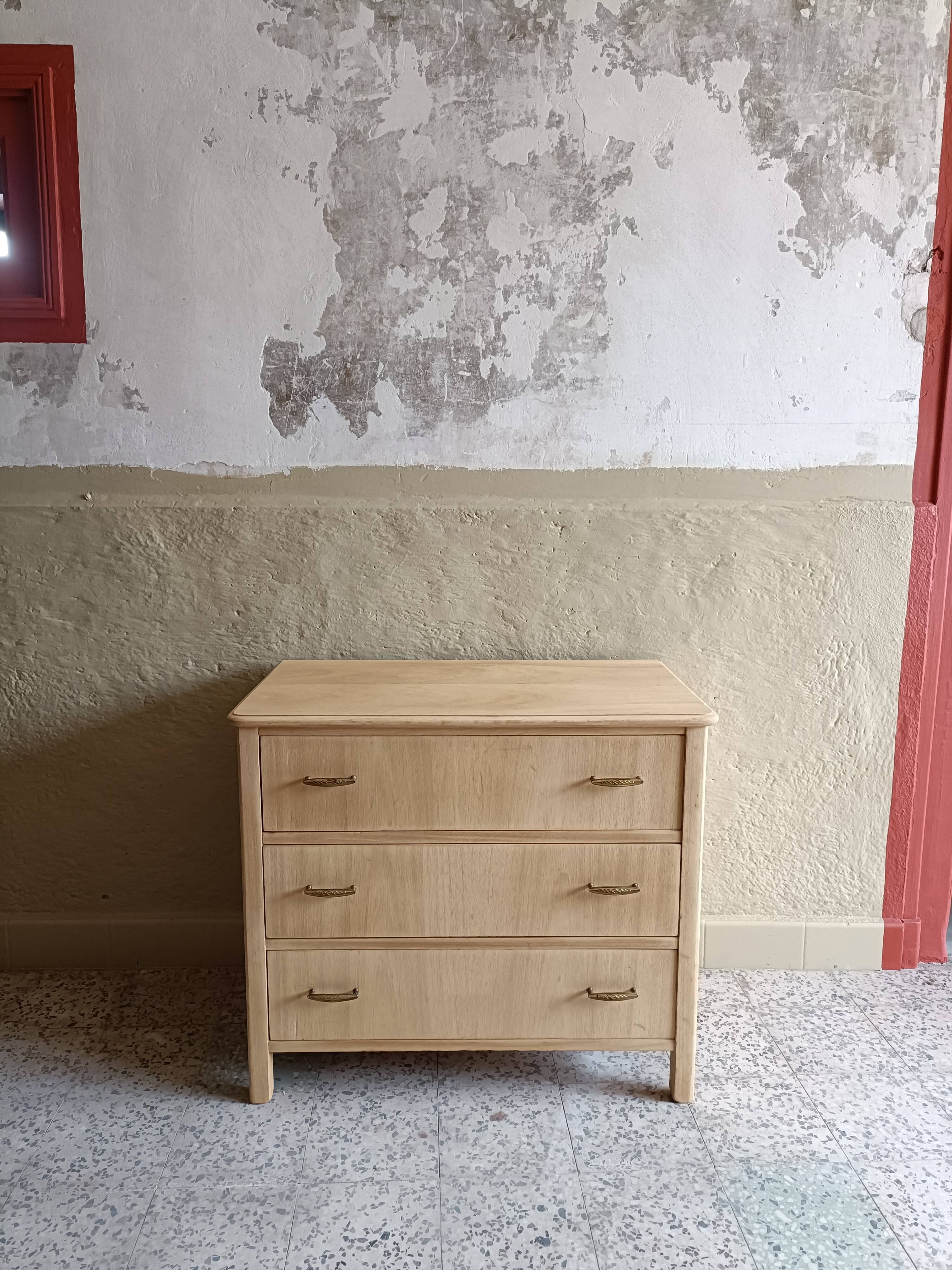Commode 3 tiroirs rénovée pour chambre d'enfant