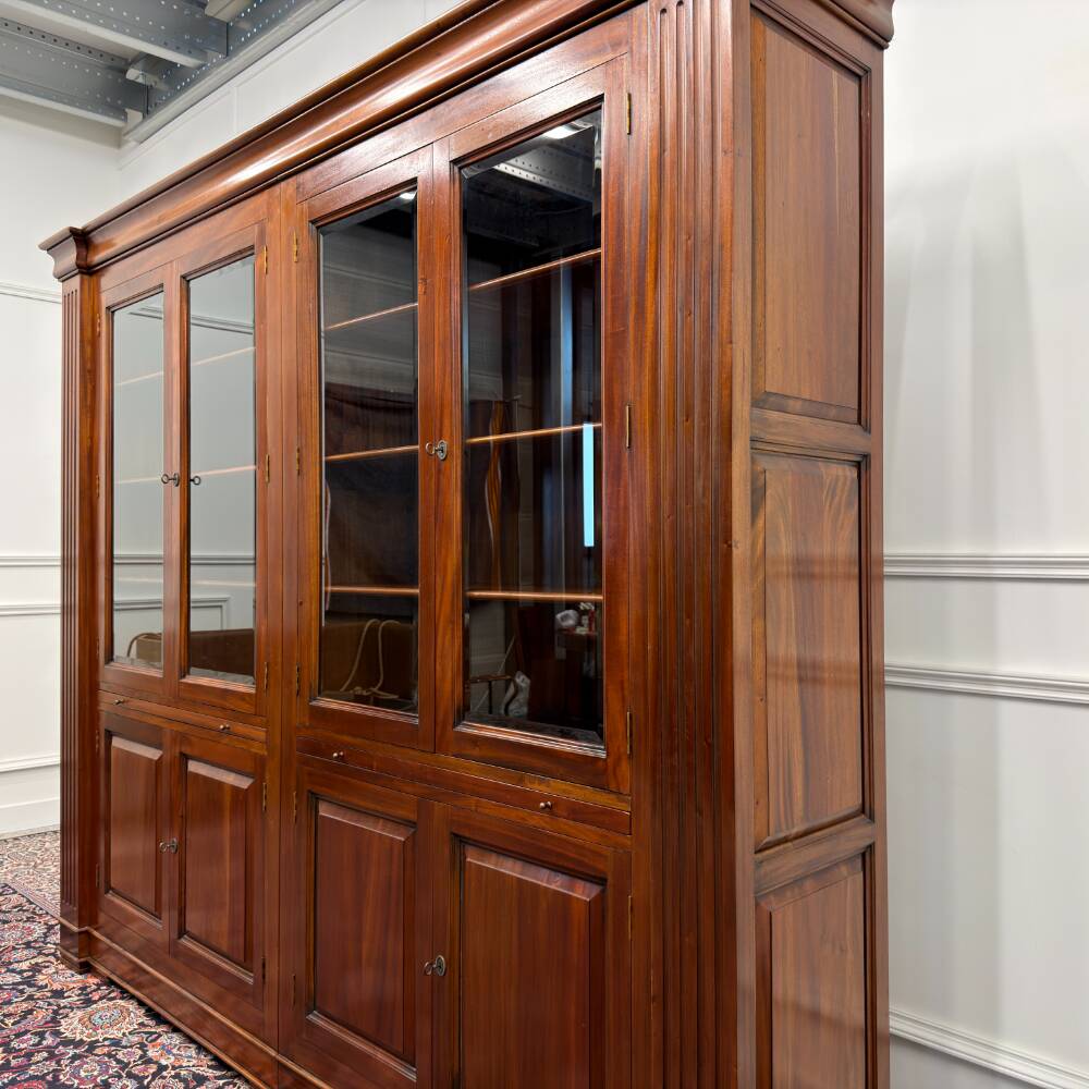 Bibliothèque anglaise classique avec colonnes
