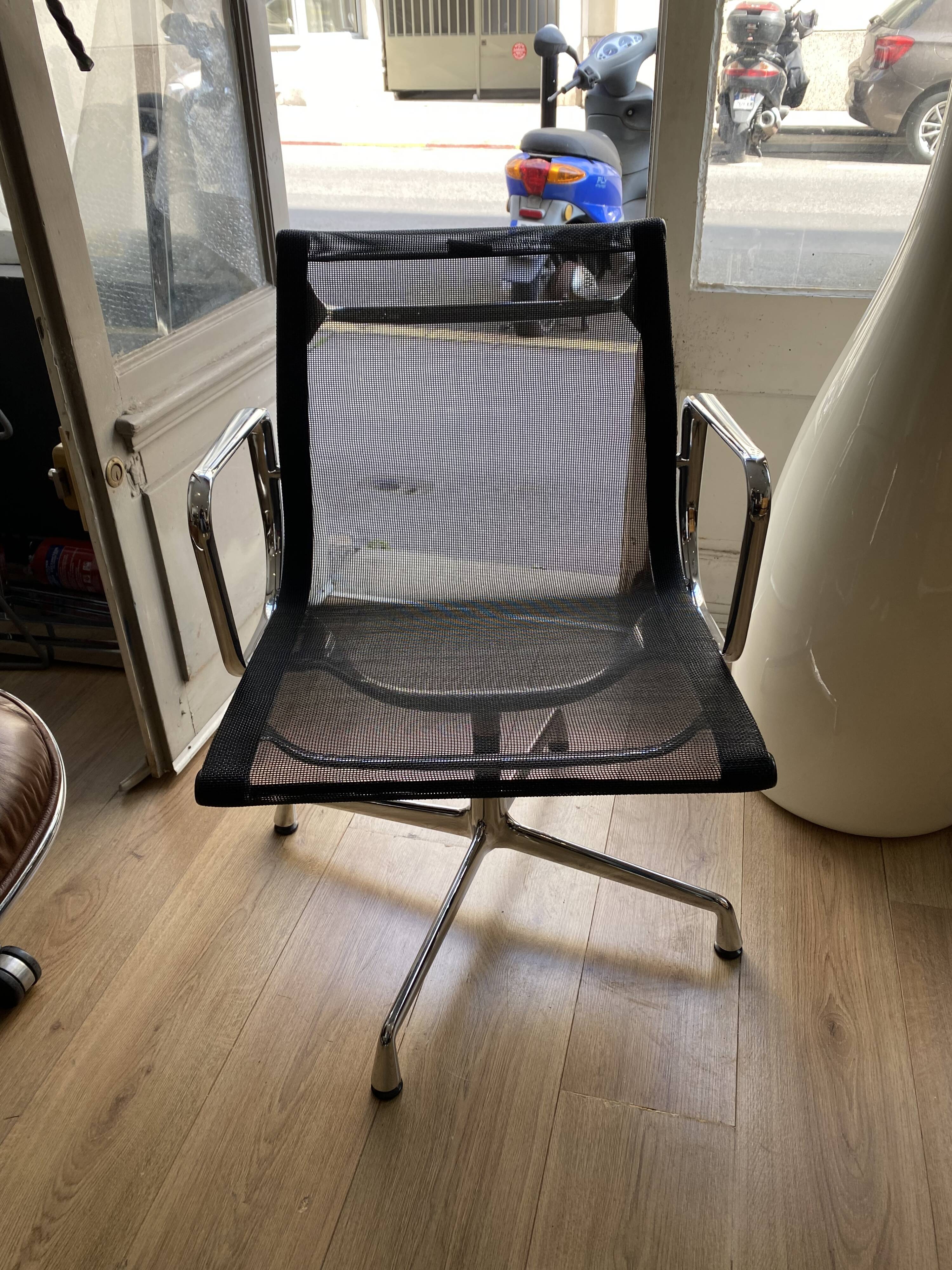 Armchair EA108 charles and Ray Eames Vitra