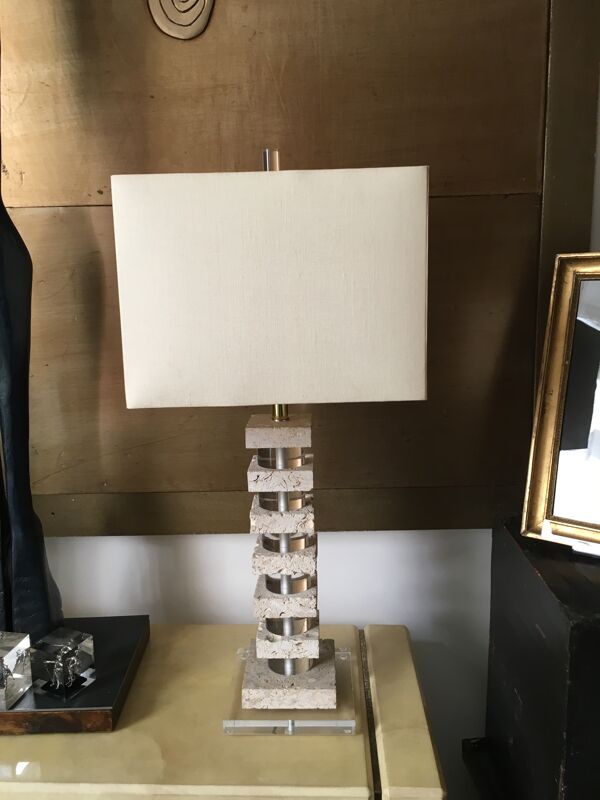 Lampe de table en travertin fossilisé et lucite manière de karl springer environ 1970'