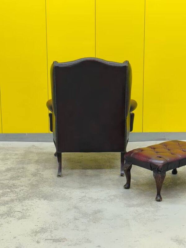 Fauteuil à oreilles Chesterfield en cuir bordeaux avec ottoman