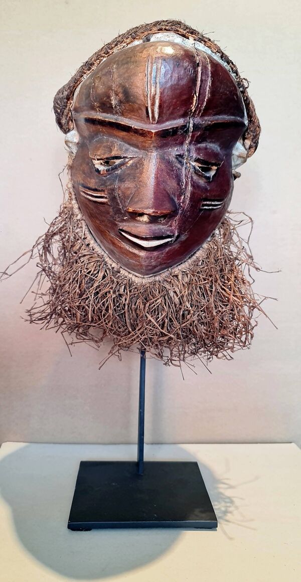 Masque « mbuya », pende, république démocratique du congo. bouis, pigments,