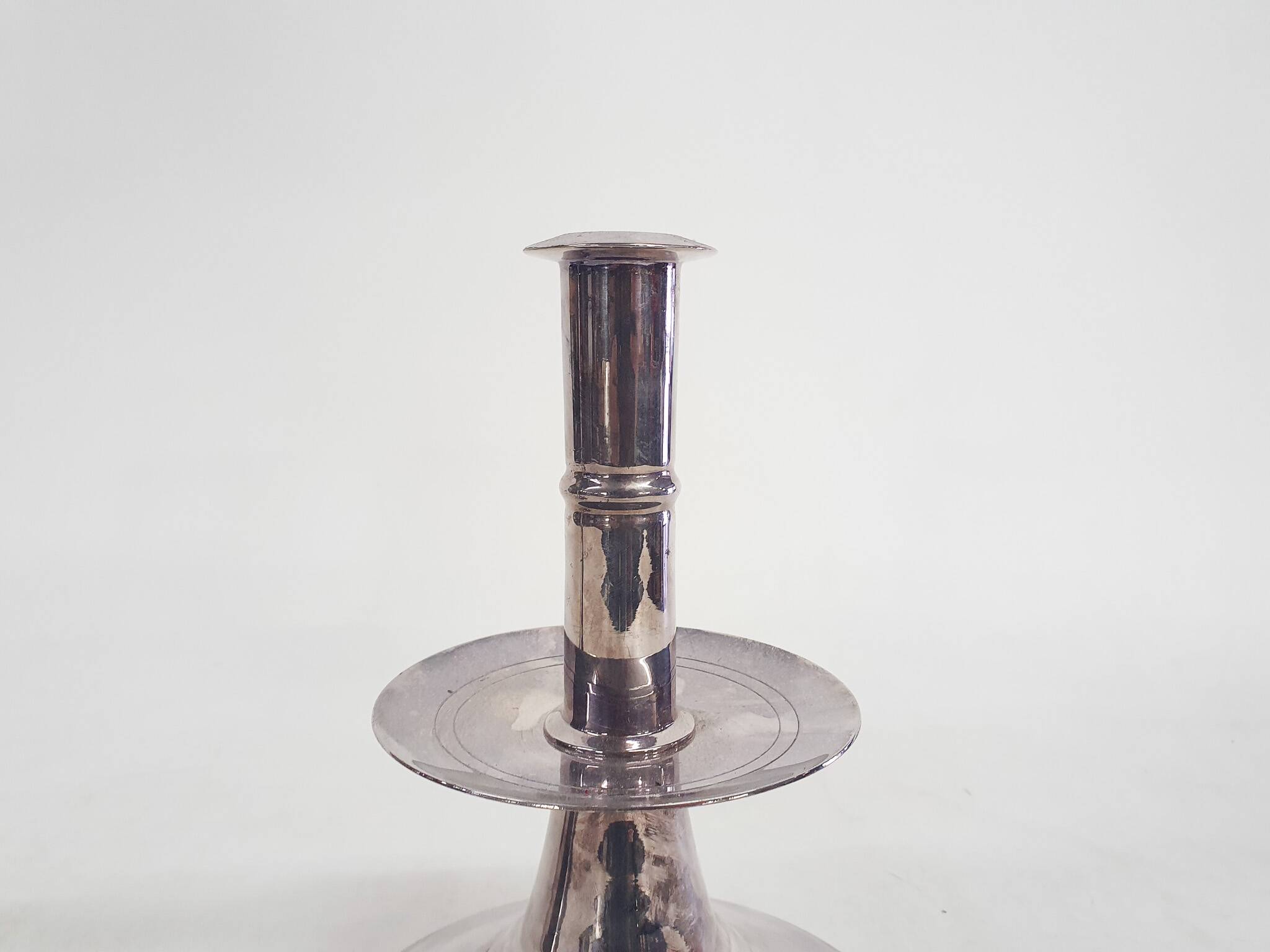 Ensemble de deux bougeoirs en argent, Angleterre, années 1670