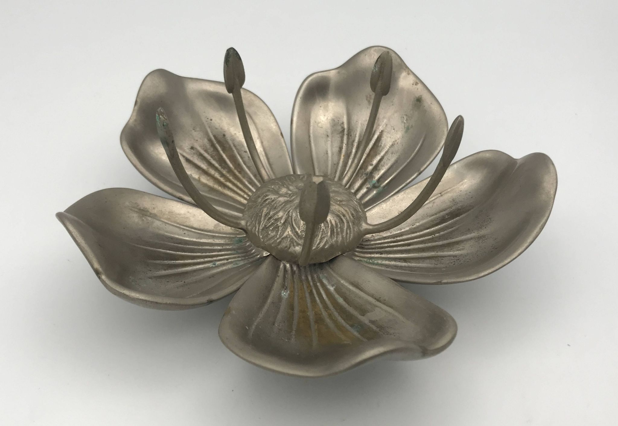 Vintage lotus flower ashtray with 5 removable petals in silver metal