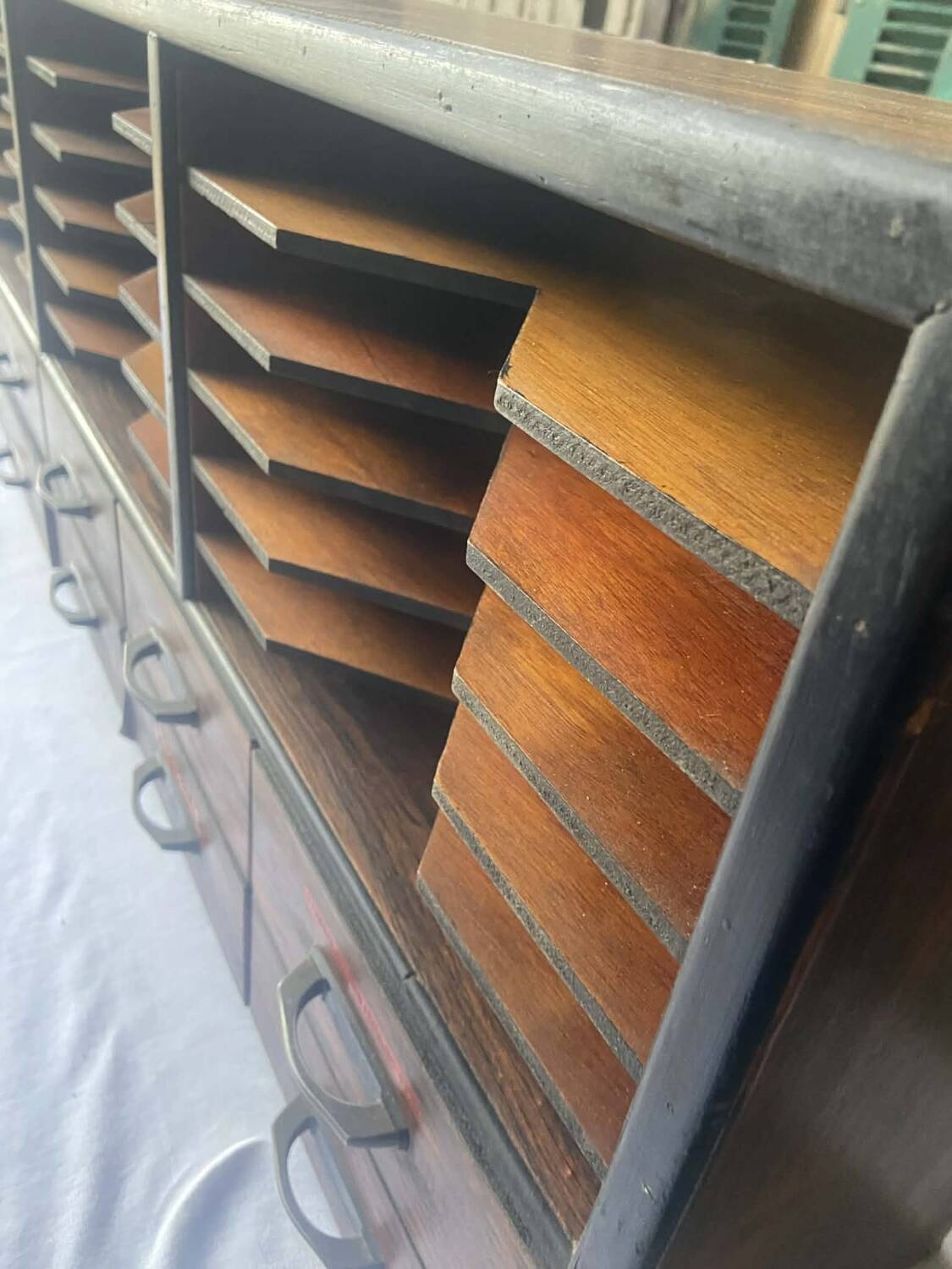 Workshop furniture with compartments and drawers