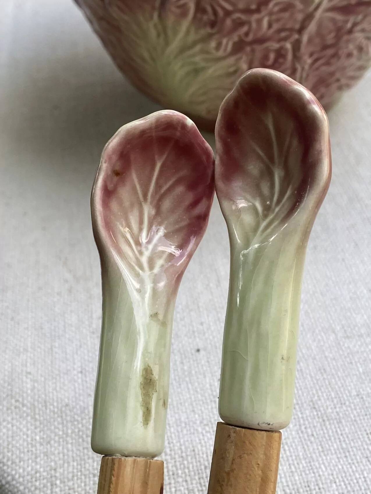 Large vintage salad bowl in the shape of a pink cabbage – barbotine earthenware – 1980s