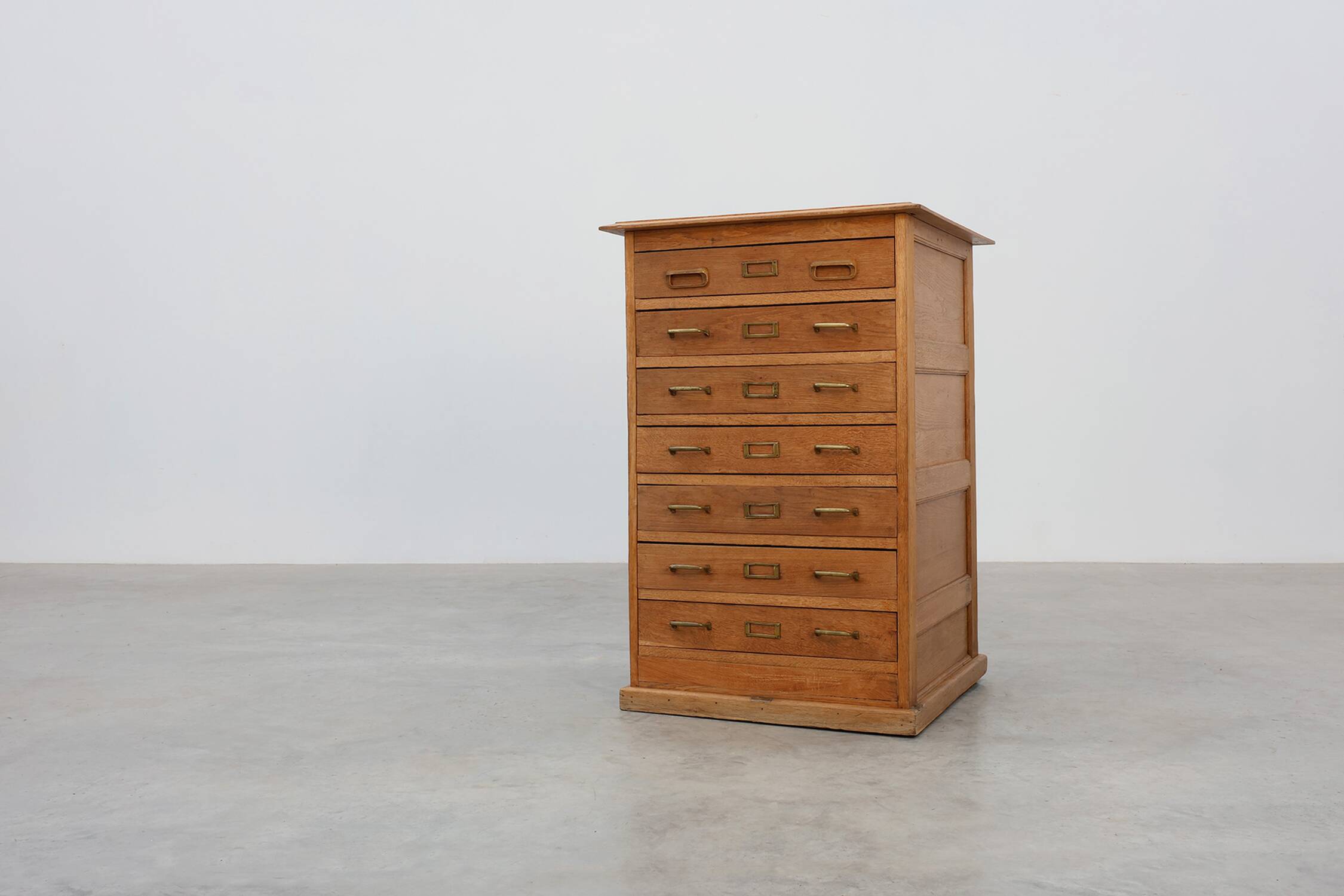Cabinet de classement en chêne industriel avec poignées en laiton, Royaume-Uni, années 1920