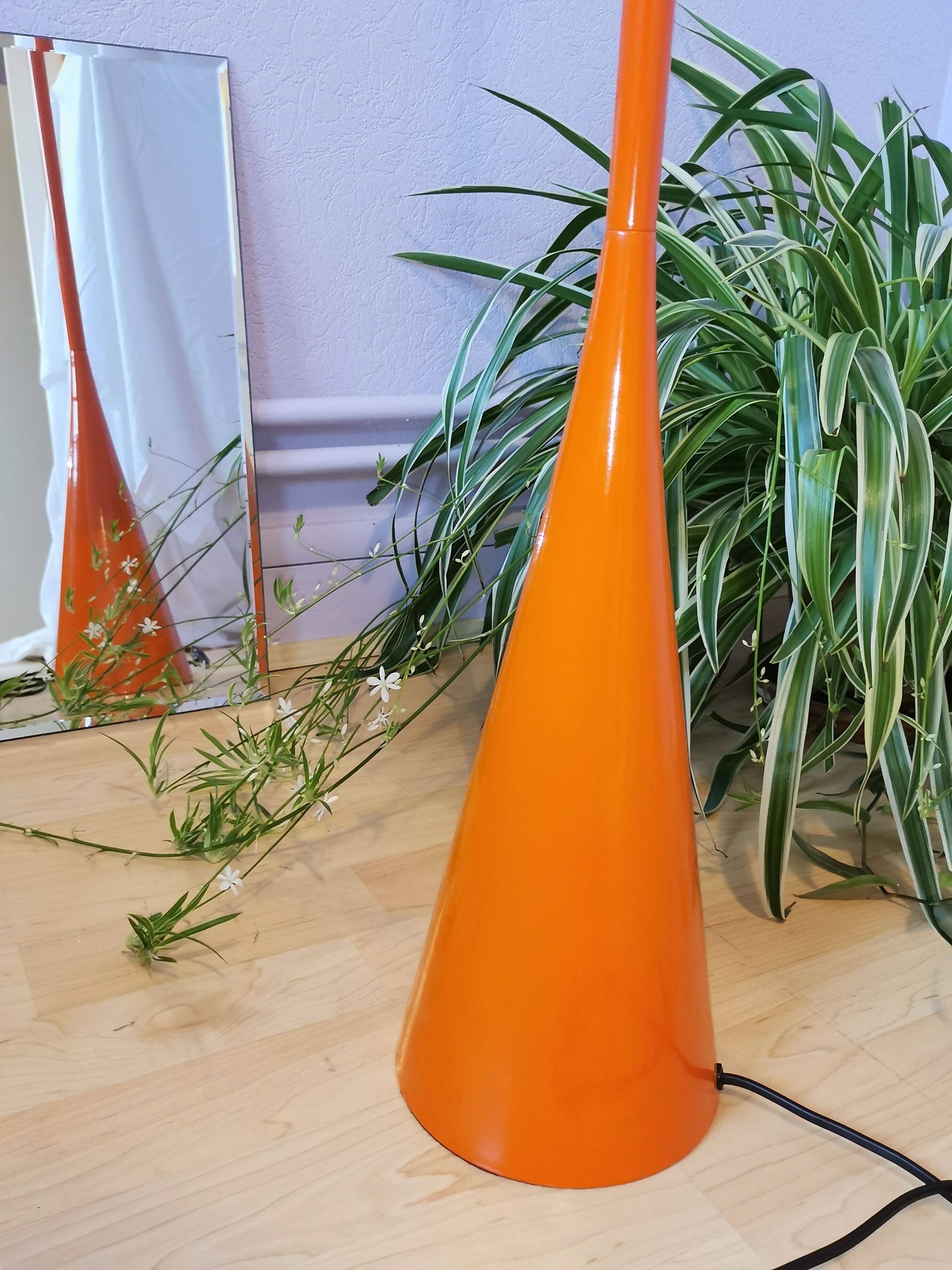 Lampadaire orange sablier postmoderne 1980
