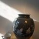 Vase noir a decor vegetal signé Philippe Jacques