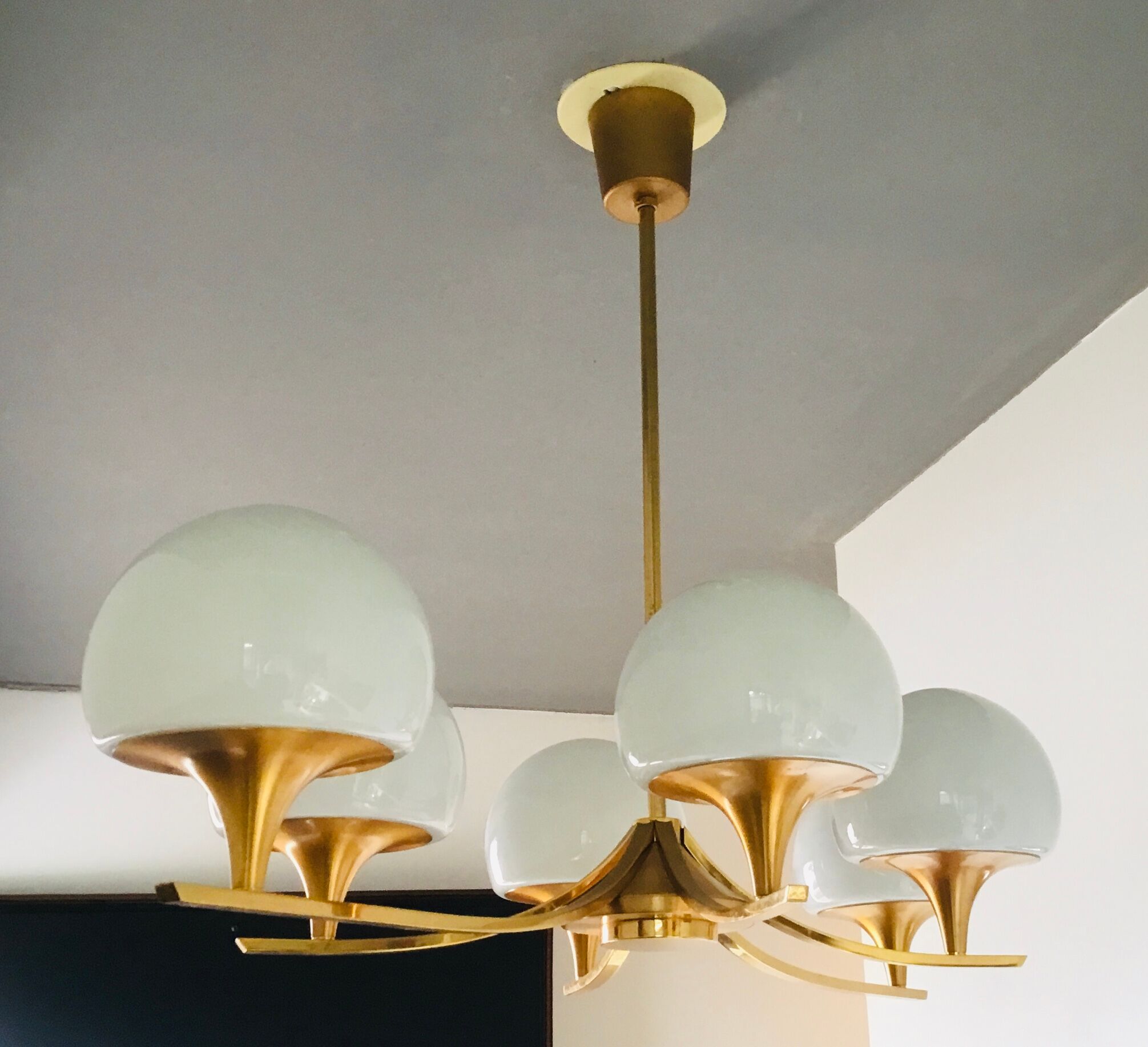 Large space-age chandelier with 6 lights - brass and opaline - design 1970