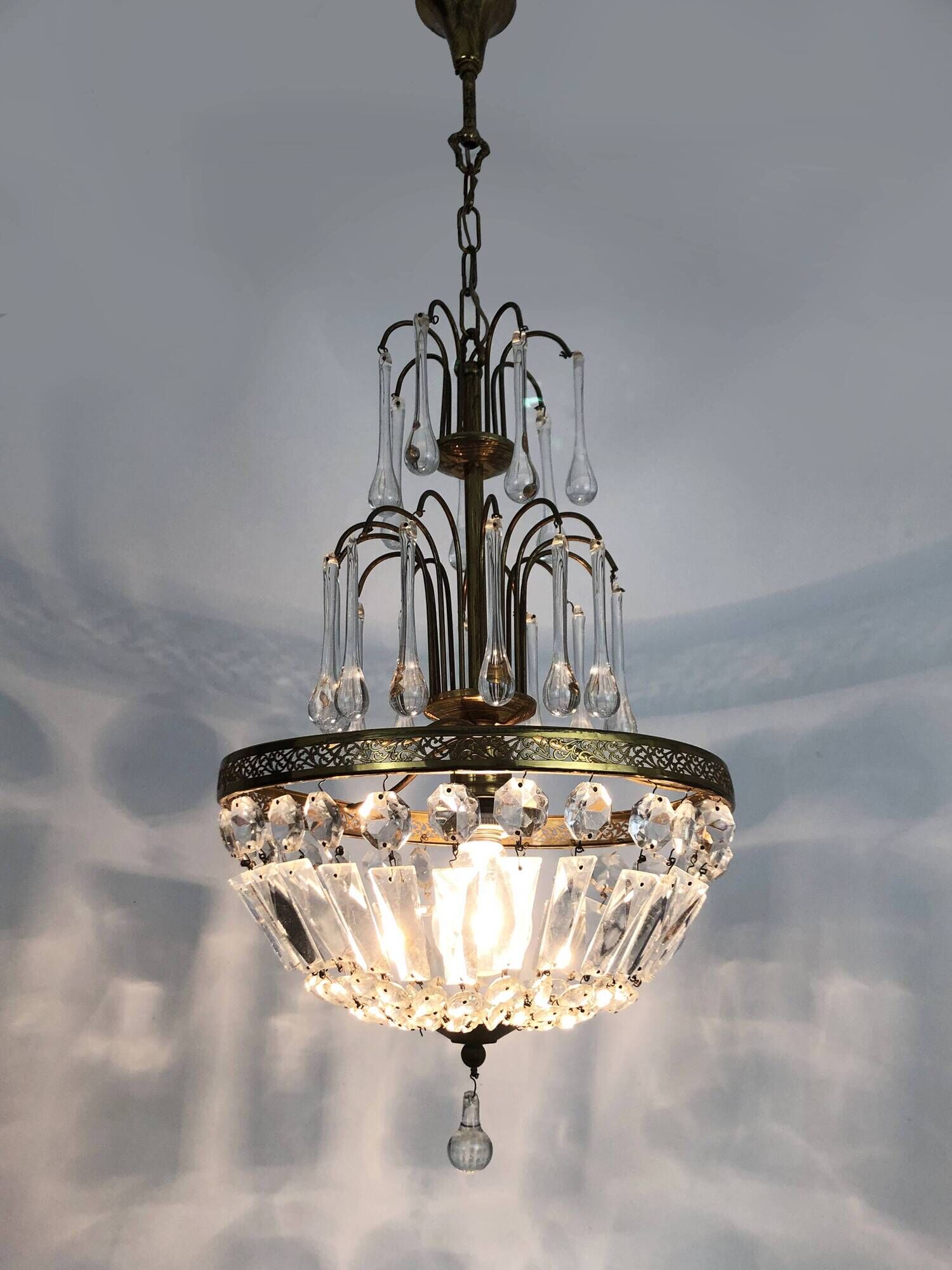 Chandelier, crown ceiling light in brass, 3 levels, 1 light, water drop pendants. 70s