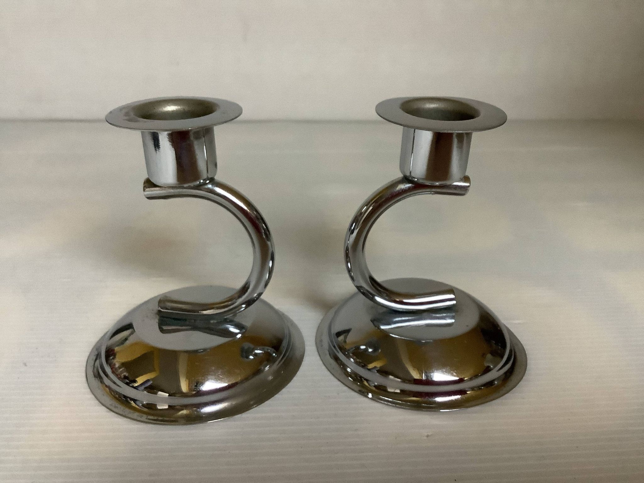Paire de petits bougeoirs argentés en métal