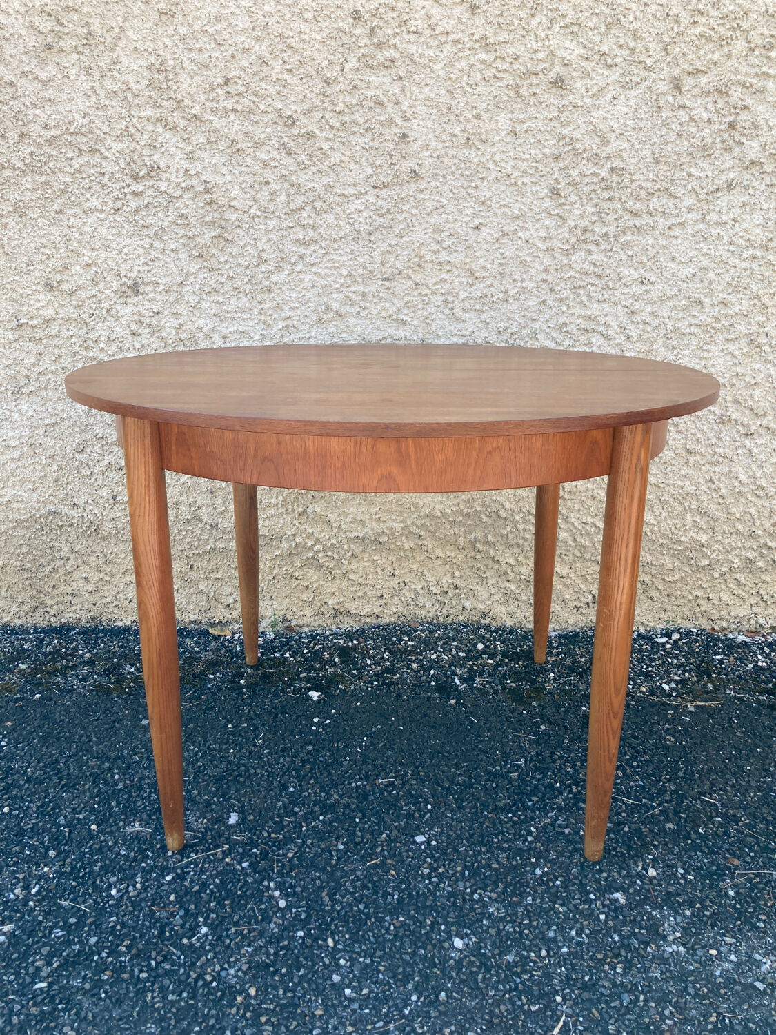 Scandinavian extendable round table