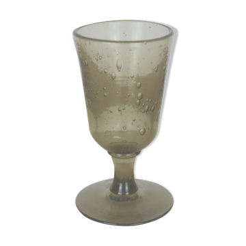 Verre à pied en verre bullé fumé