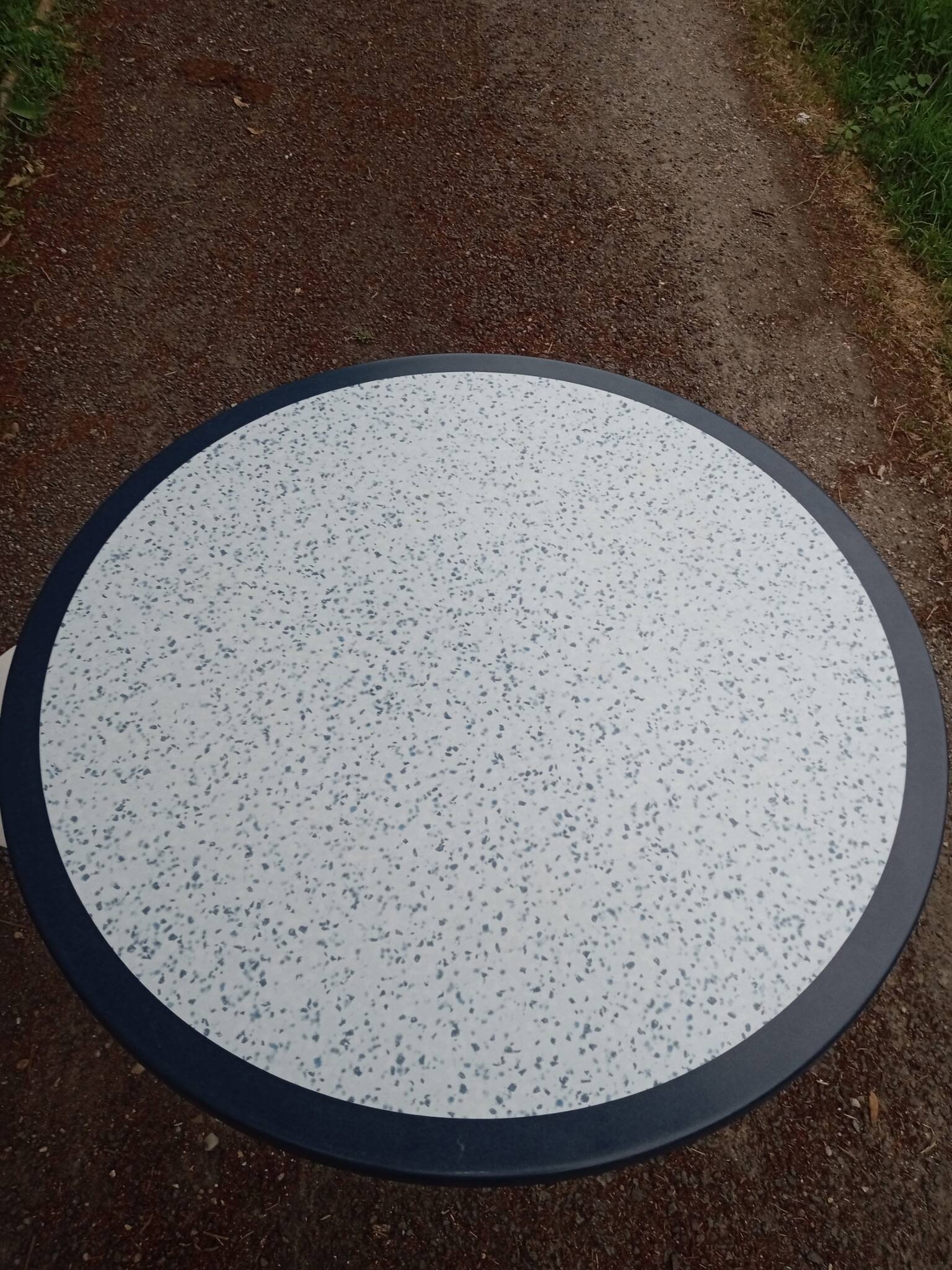Table et 2 tabourets