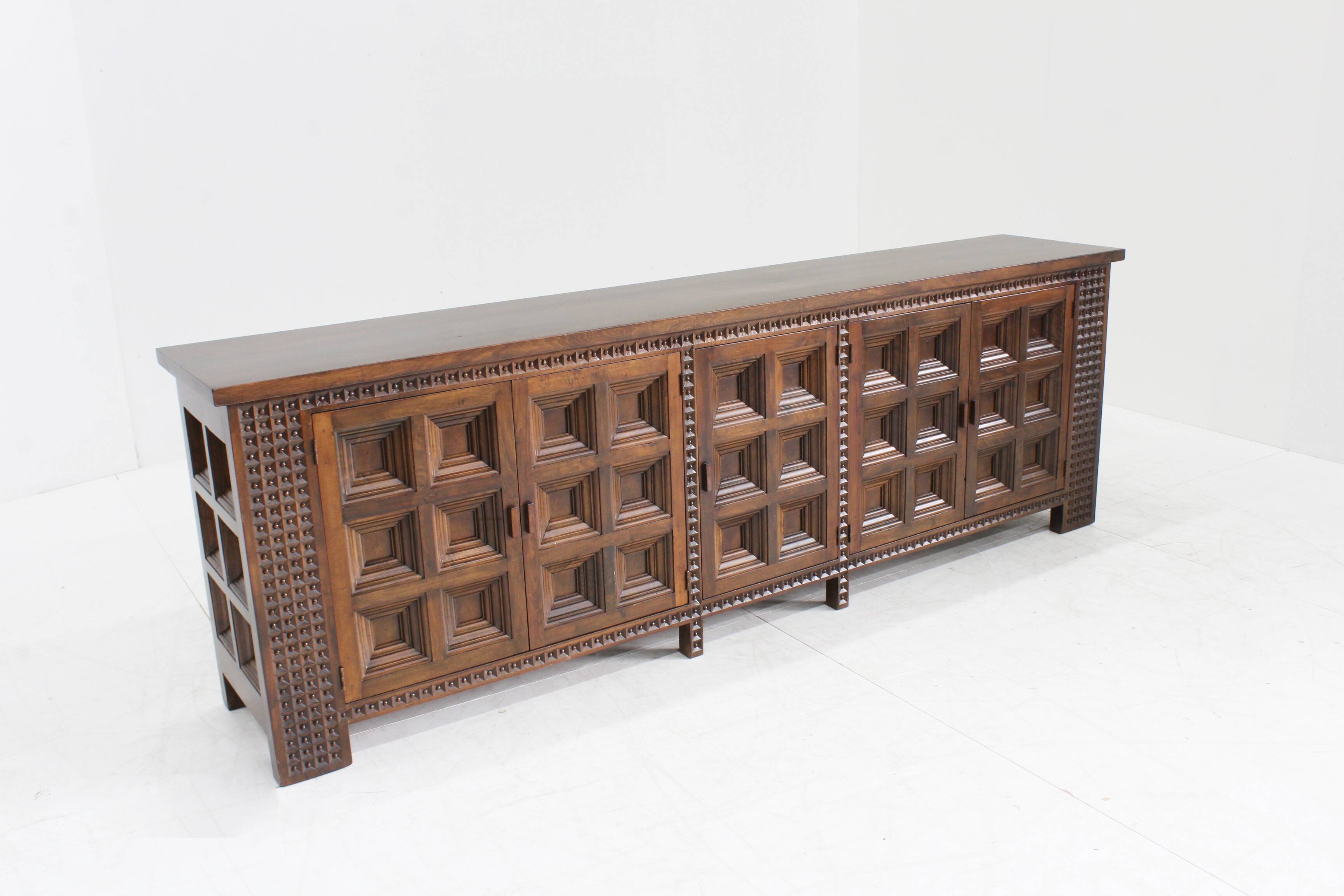 Buffet brutaliste espagnol en bois massif