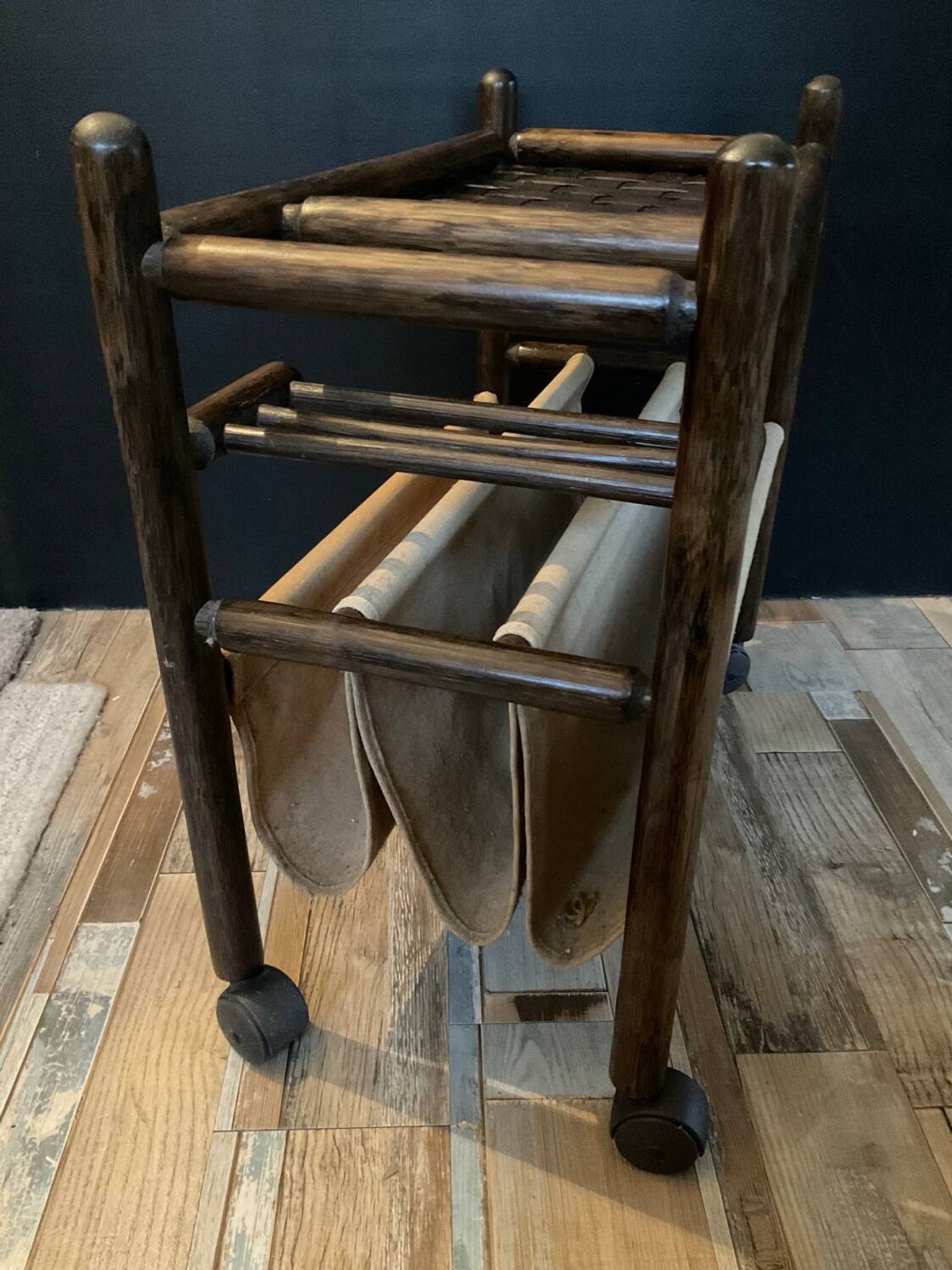 Porte revue en rotin vintage sur roulettes