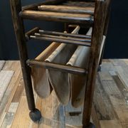 Porte revue en rotin vintage sur roulettes