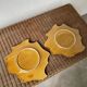 2 assiettes « feuille » céramique jaune