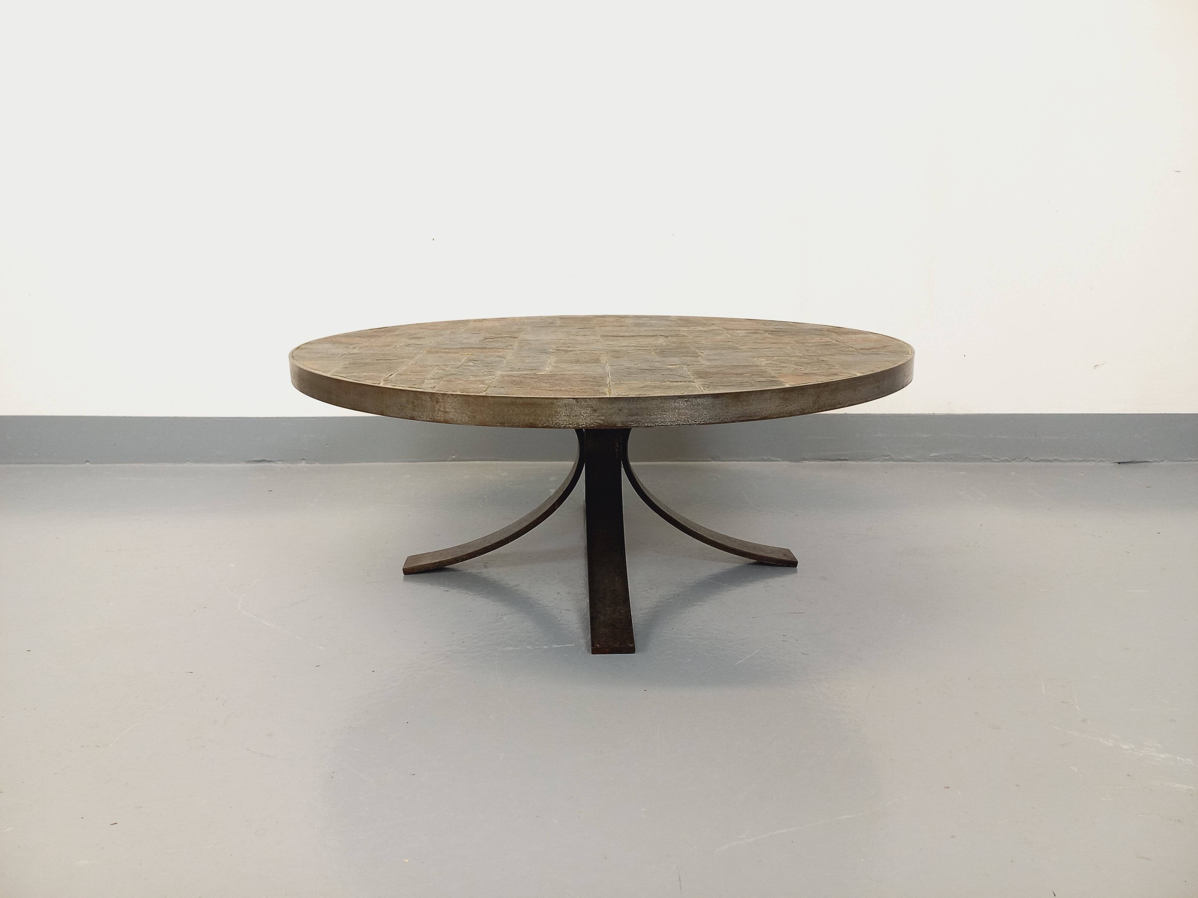Vintage brutalist round coffee table in metal and slate from the 70s