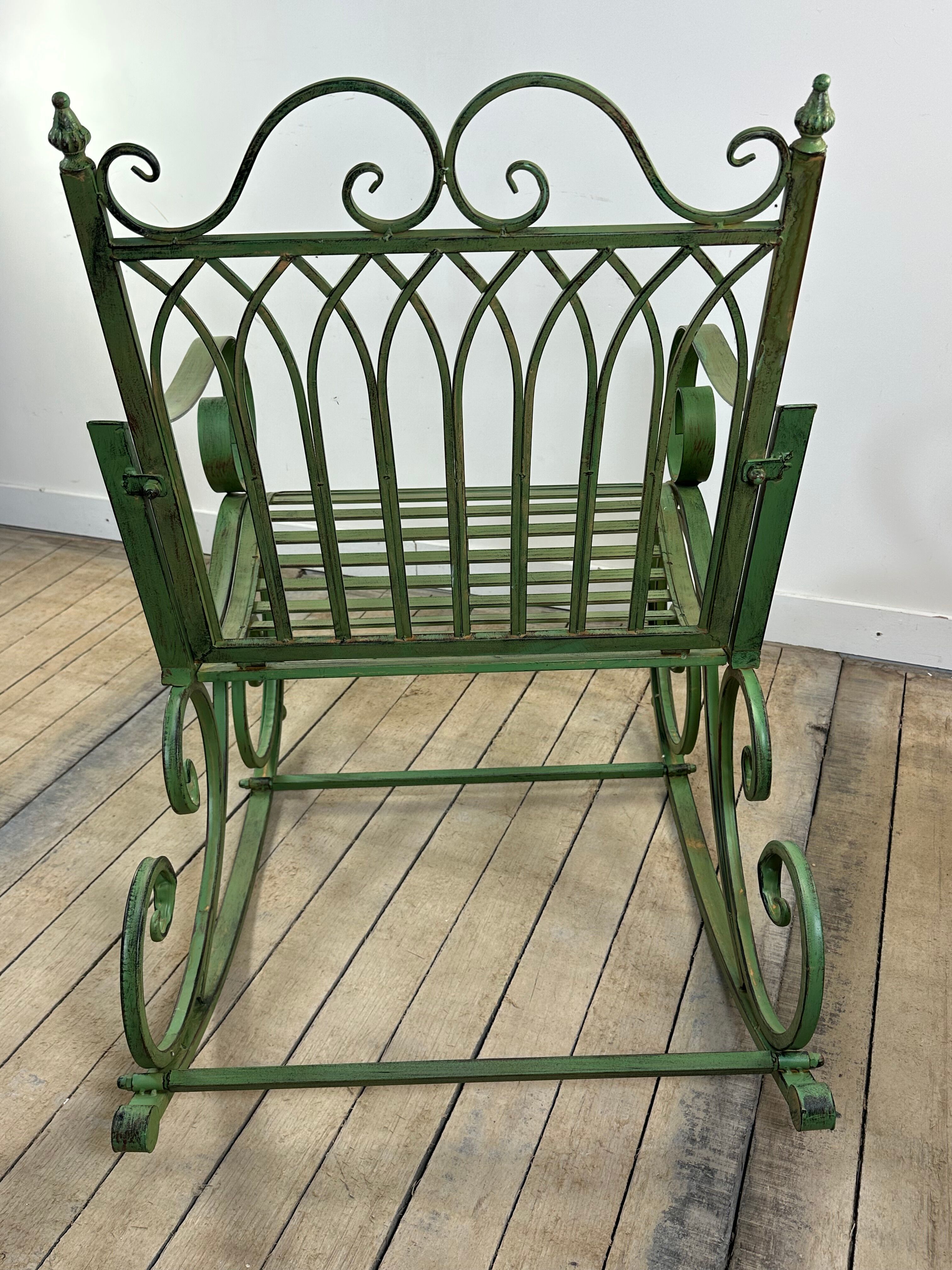 Rocking-chair en fer forgé vert patiné