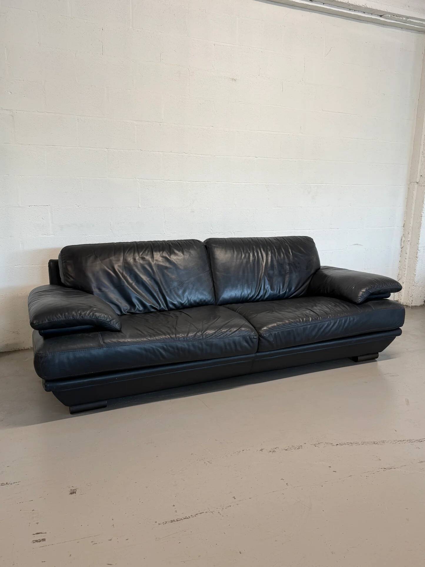 3-seater navy blue leather sofa by Natuzzi