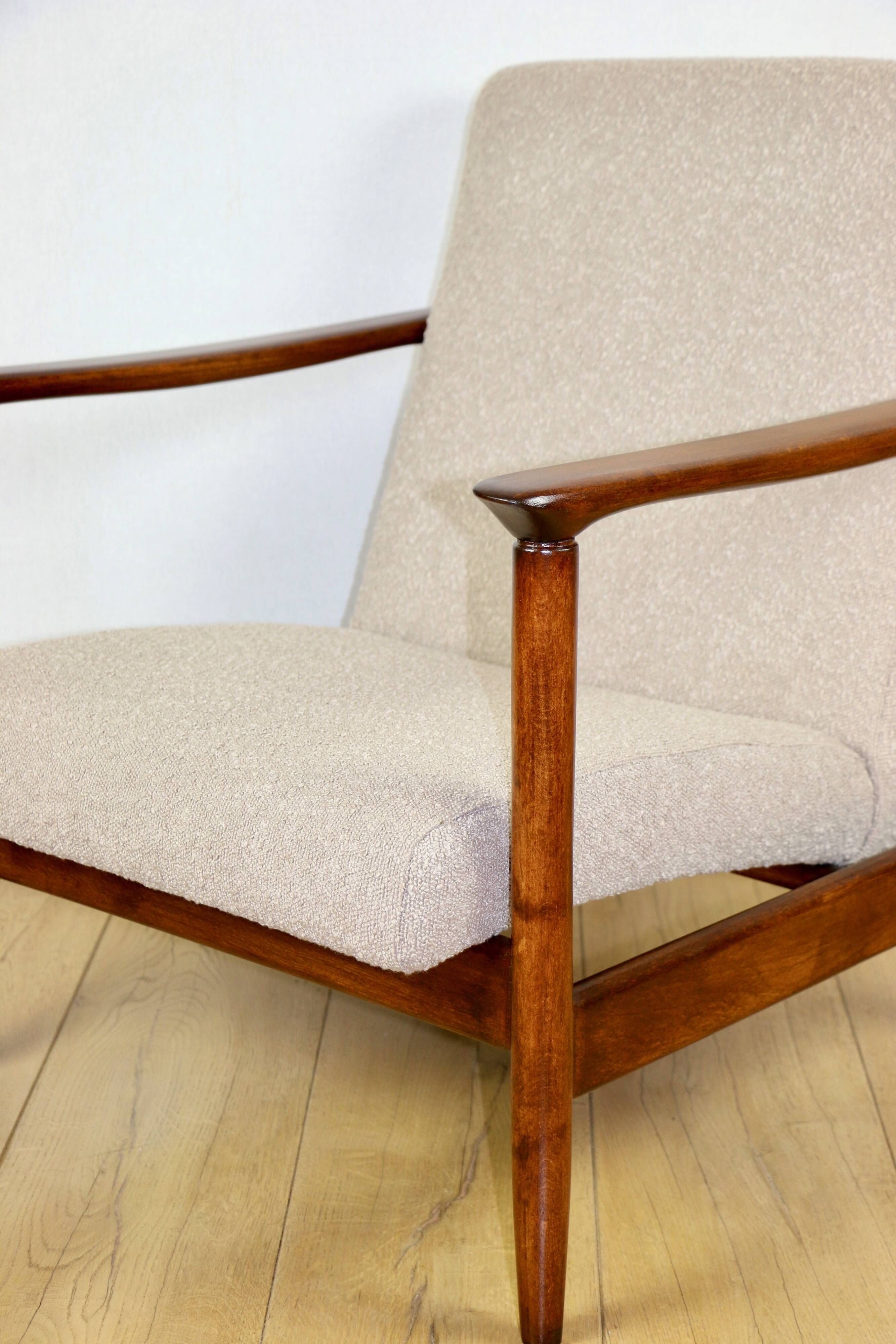 Fauteuil GFM-142, design d'Edmund Homa des années 70, en bouclé beige, bois foncé.