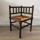 Chaise d’angle ancienne en bois tourné, assise en paille, style rusti