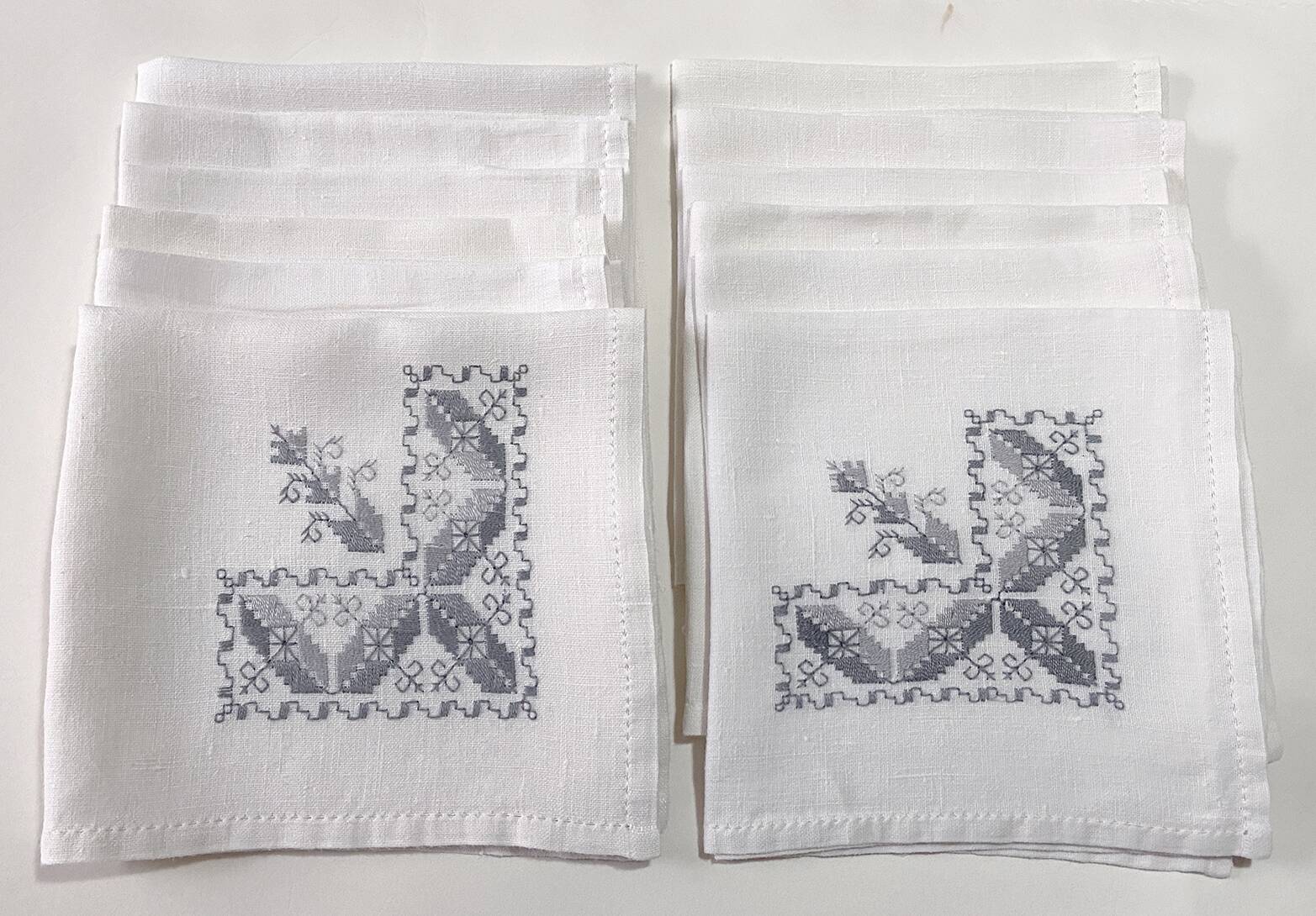 Nappe brodée avec 12 serviettes assorties